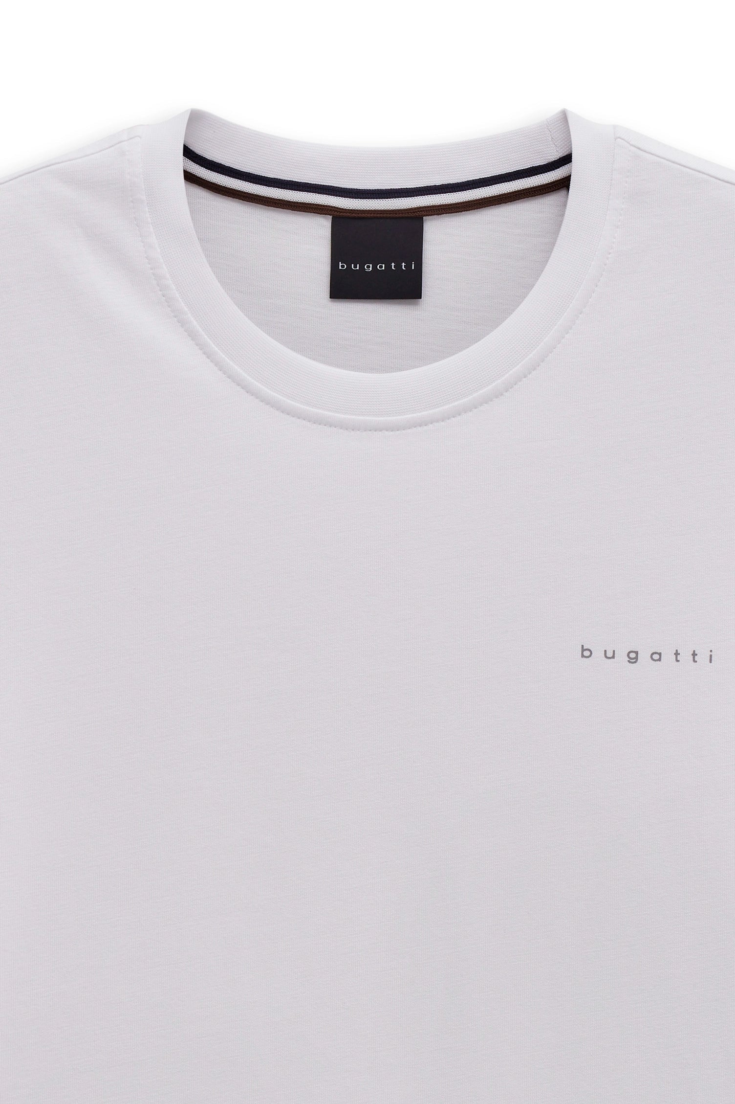 Weißes bugatti T-Shirt, minimalistisch mit Logo, Büstenbild.