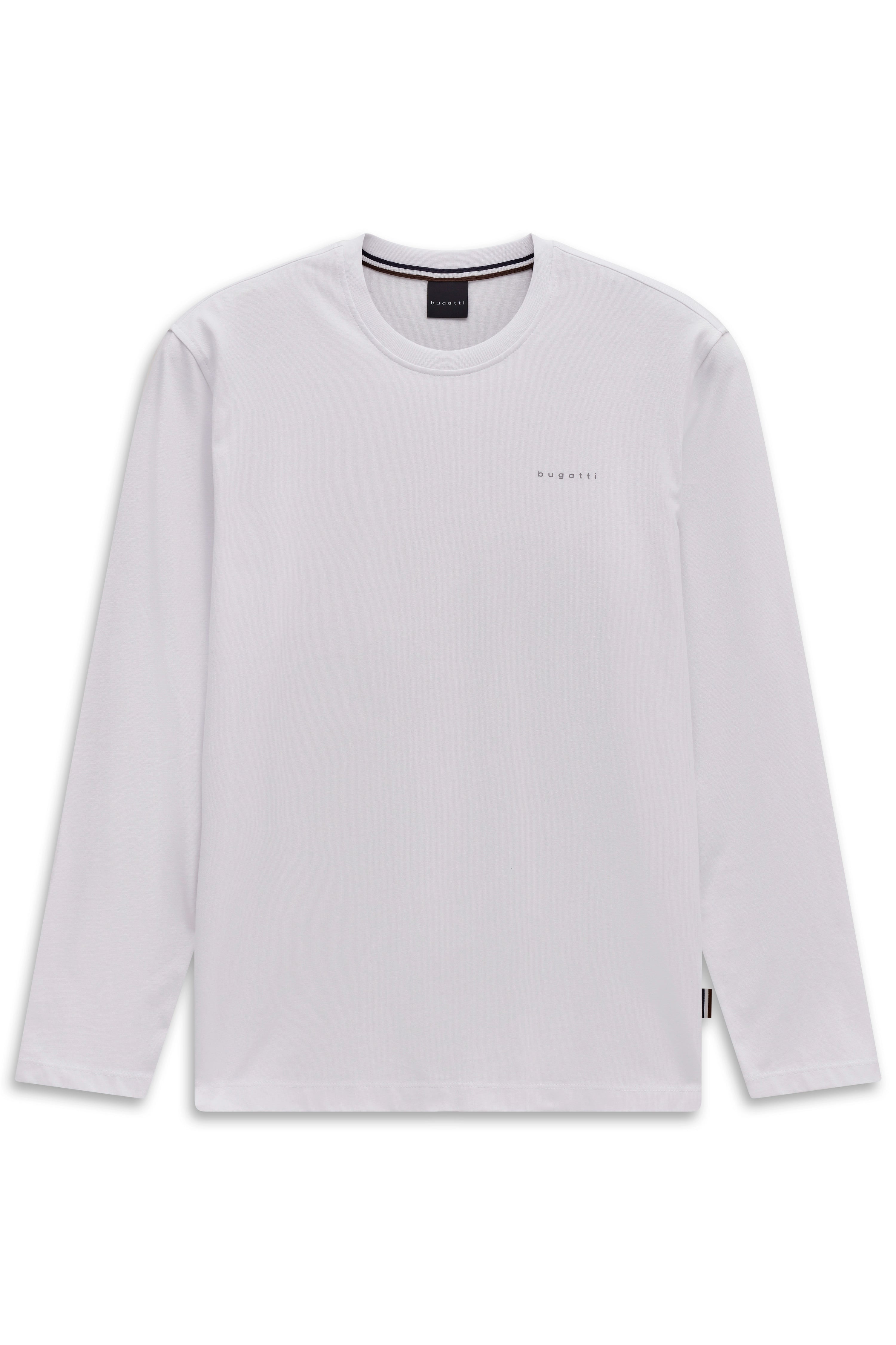 Weißes bugatti Langarmshirt mit dezentem Logo, legeres Büstenbild.