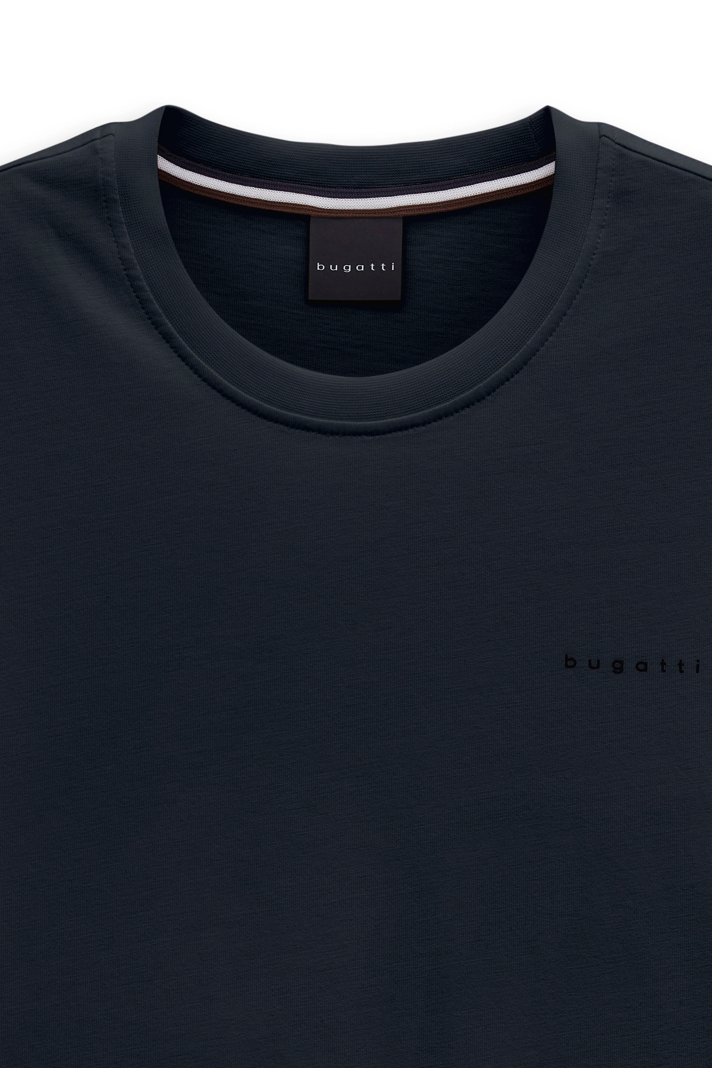 Dunkelblaues bugatti T-Shirt, minimalistisches Design, Büstenbild.