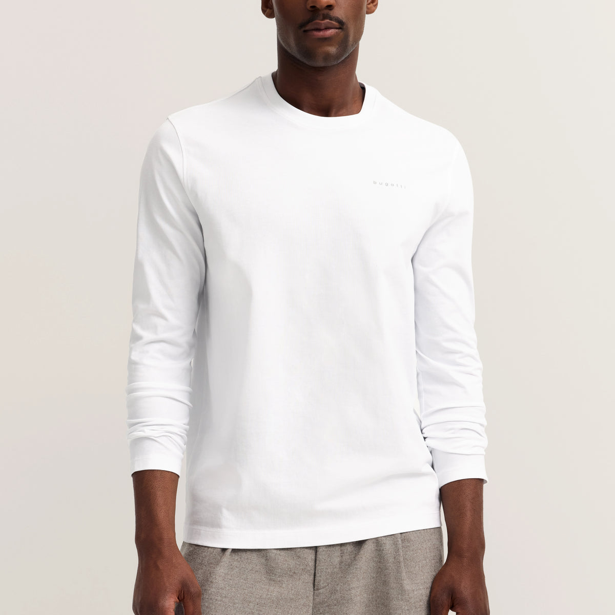 Long-sleeved cotton shirt with round neck in a comfortable pull-on