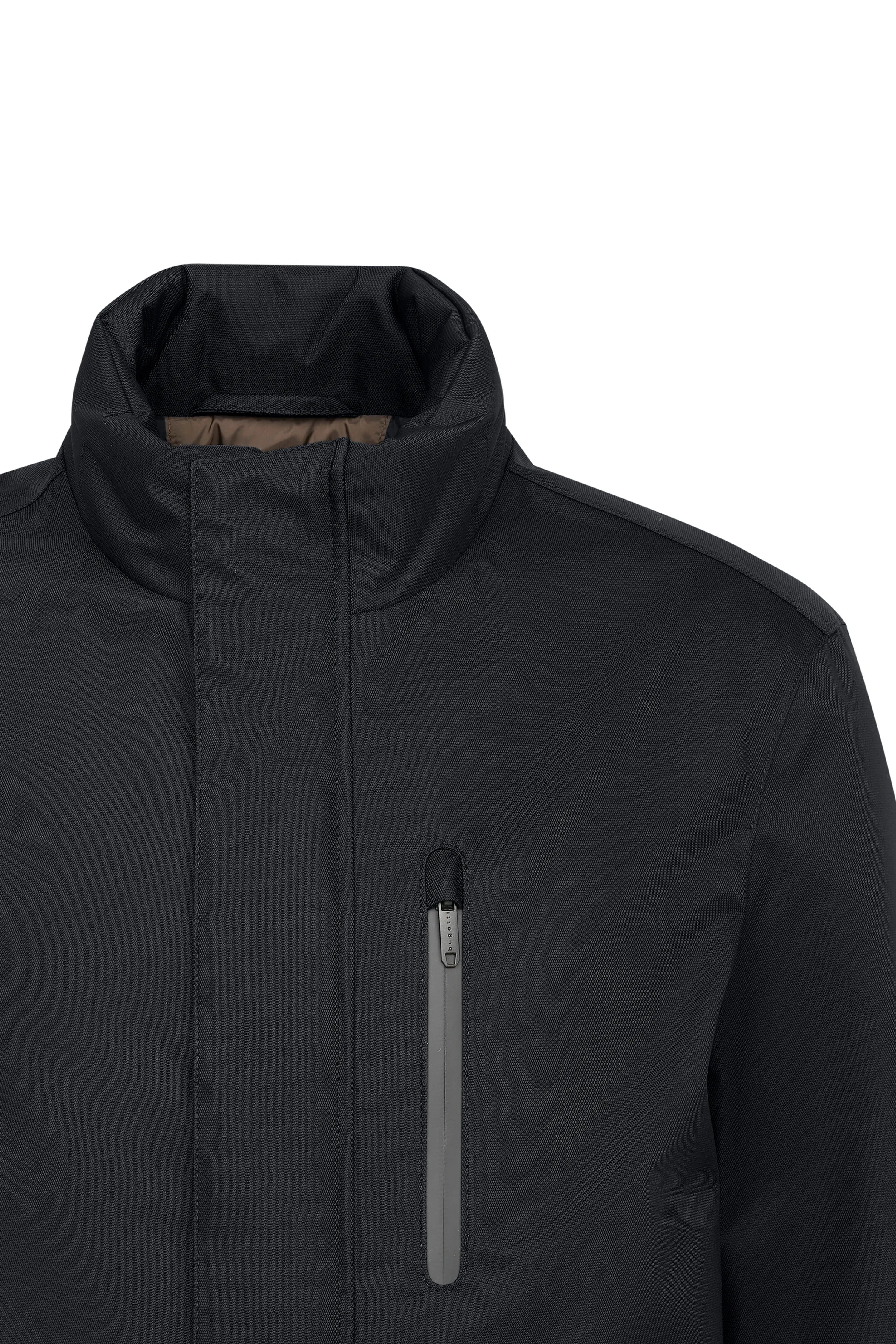 Schwarze bugatti Jacke mit hohem Kragen und Reißverschlusstasche, Büstenbild.