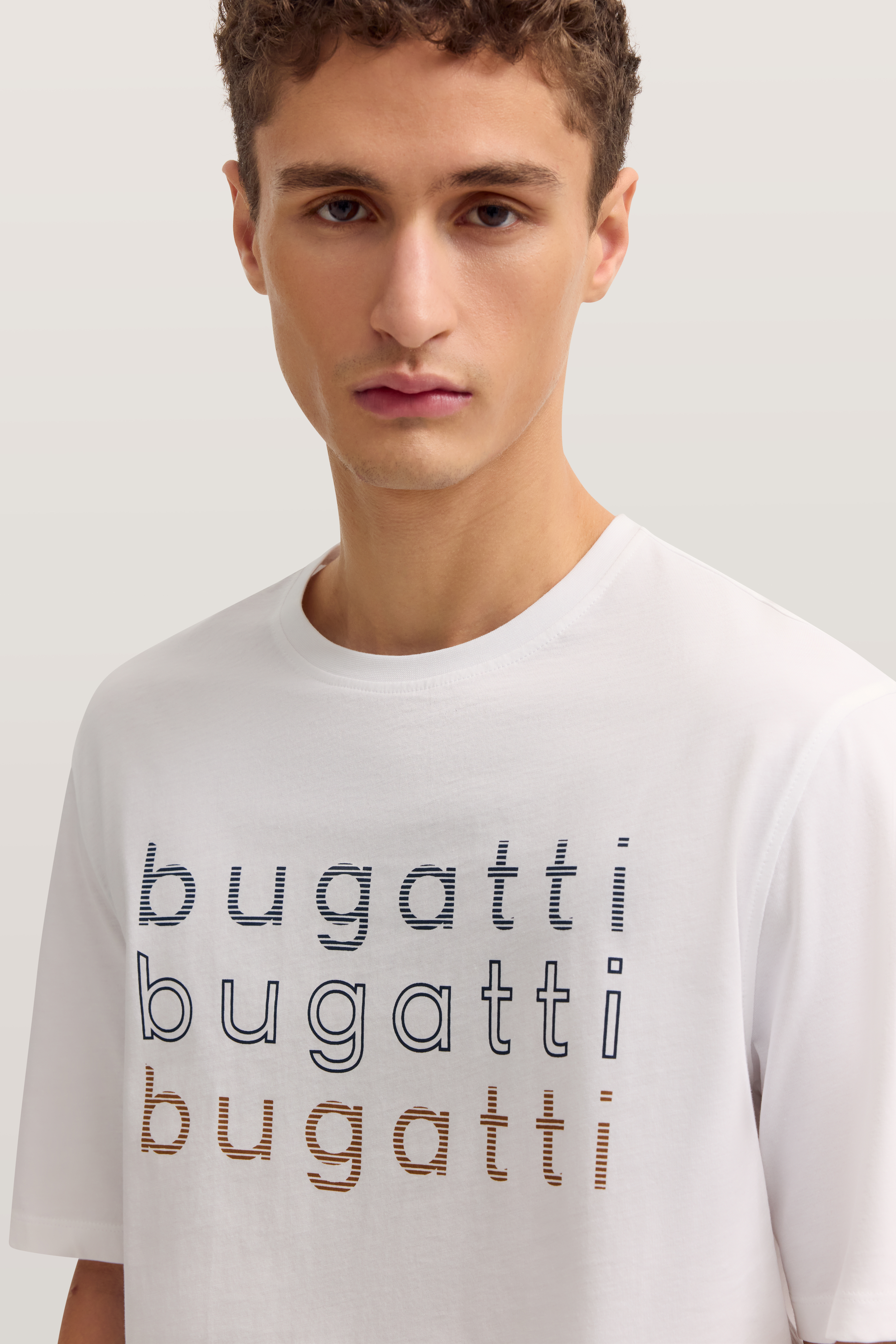Weiße bugatti T-Shirt mit Logo-Print, Brustbild eines Models, entspannter Ausdruck.