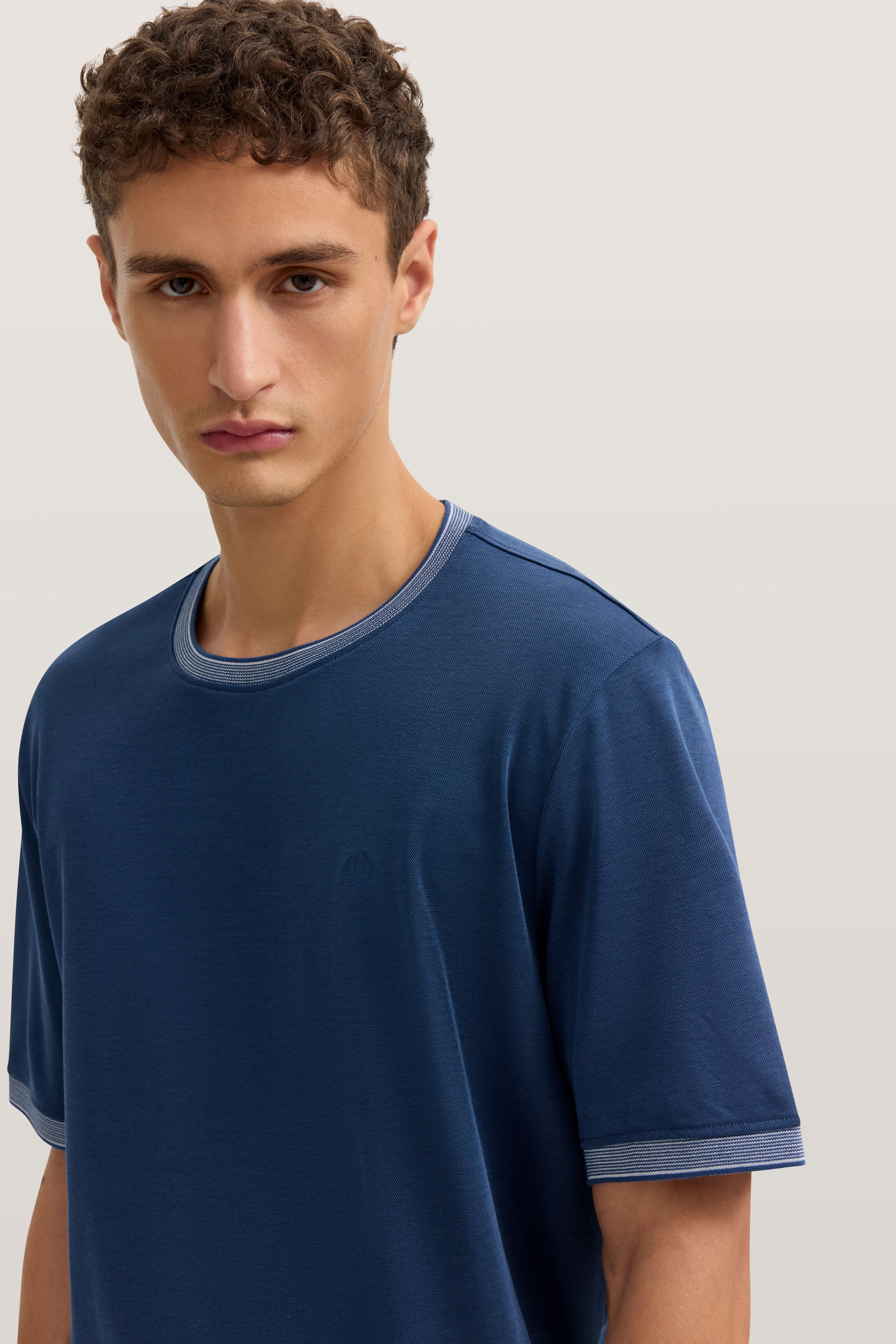 Blaues bugatti T-Shirt, legeres Modelbild, entspannter Ausdruck.