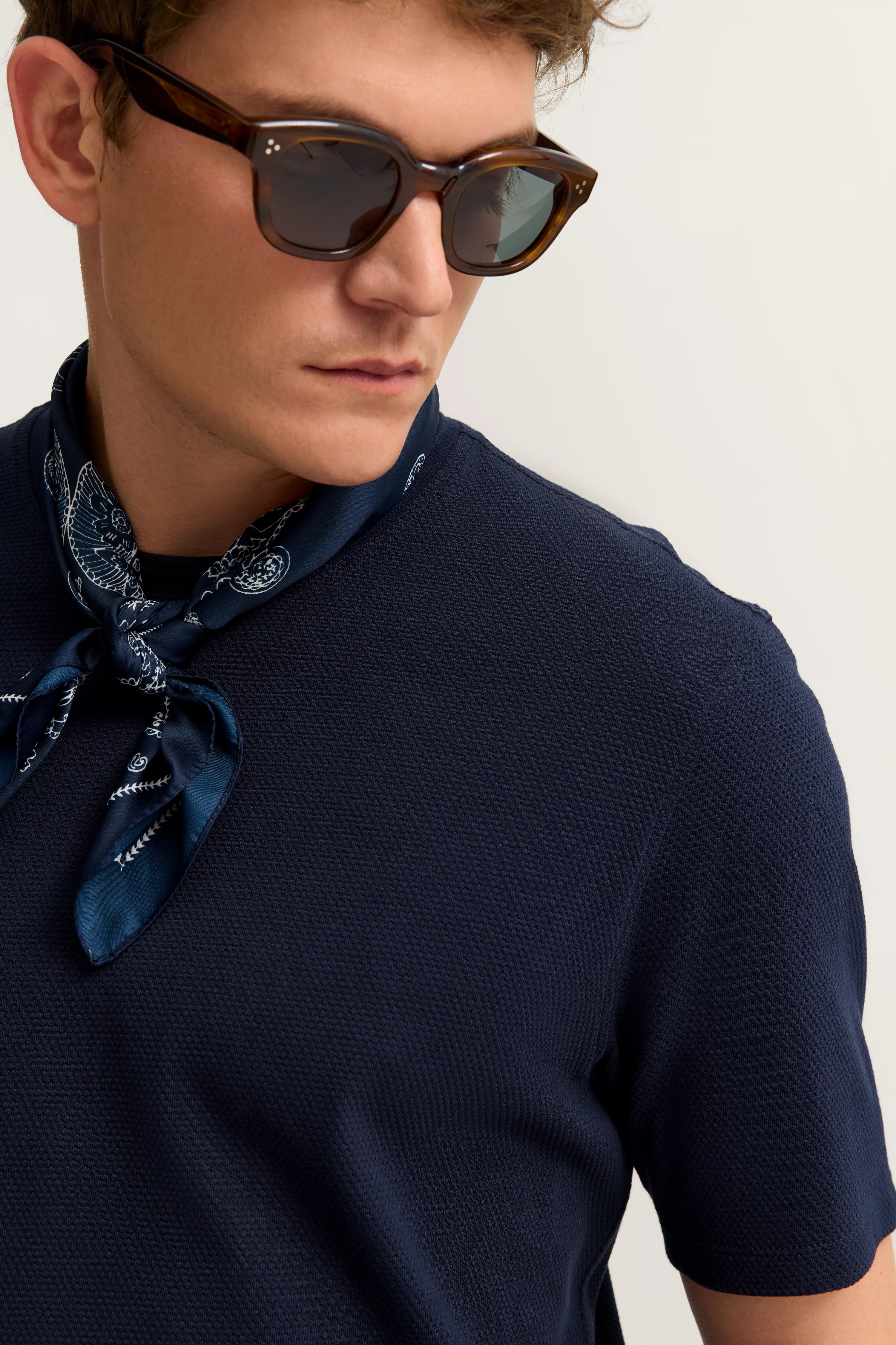 Navy Shirt, Sonnenbrille und bedrucktes Halstuch, Modelbild, Kopf und Schulteransicht, lässiges Posing.