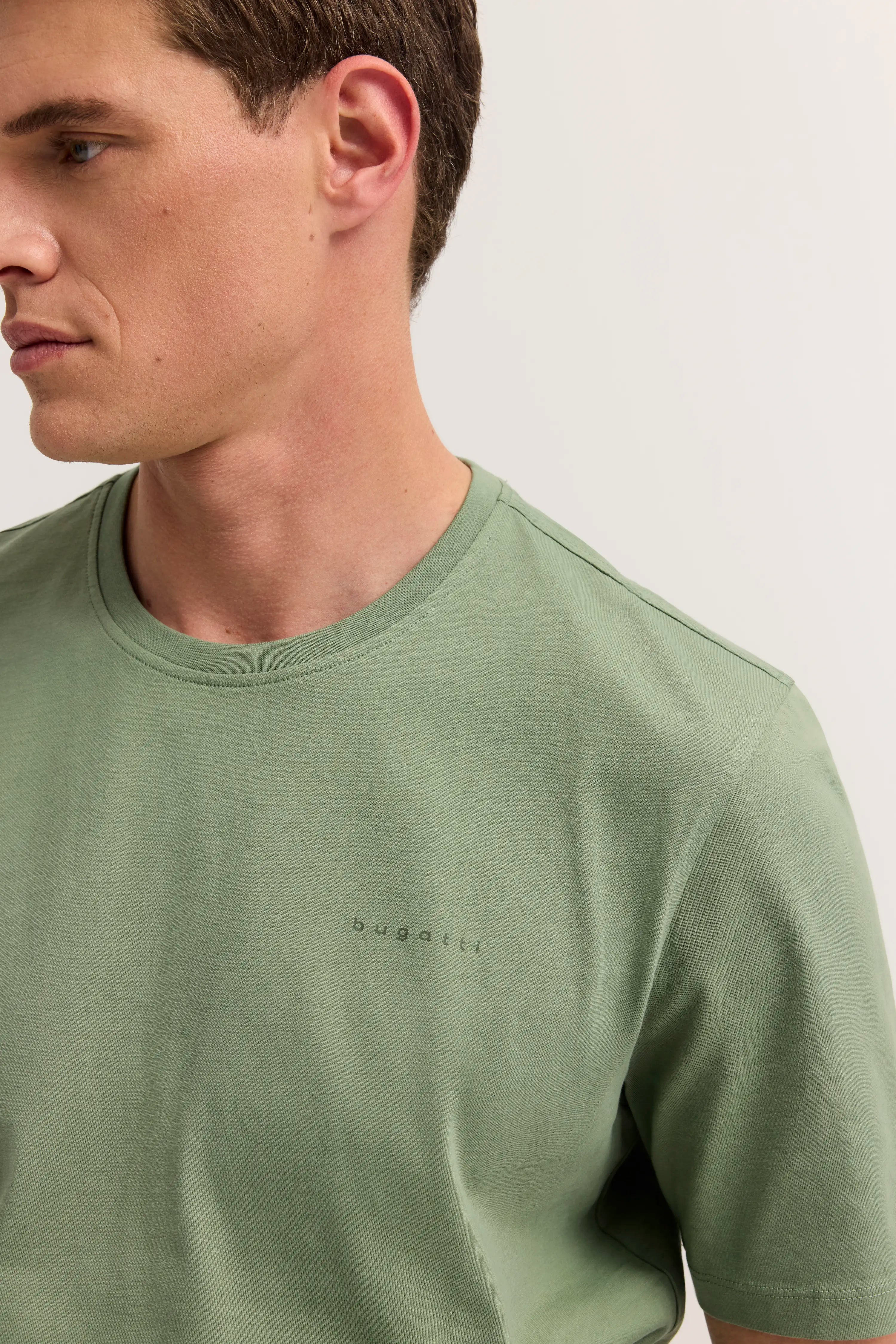 Grünes bugatti T-Shirt, Büstenbild, lässig und stilvoll für einen entspannten Look.