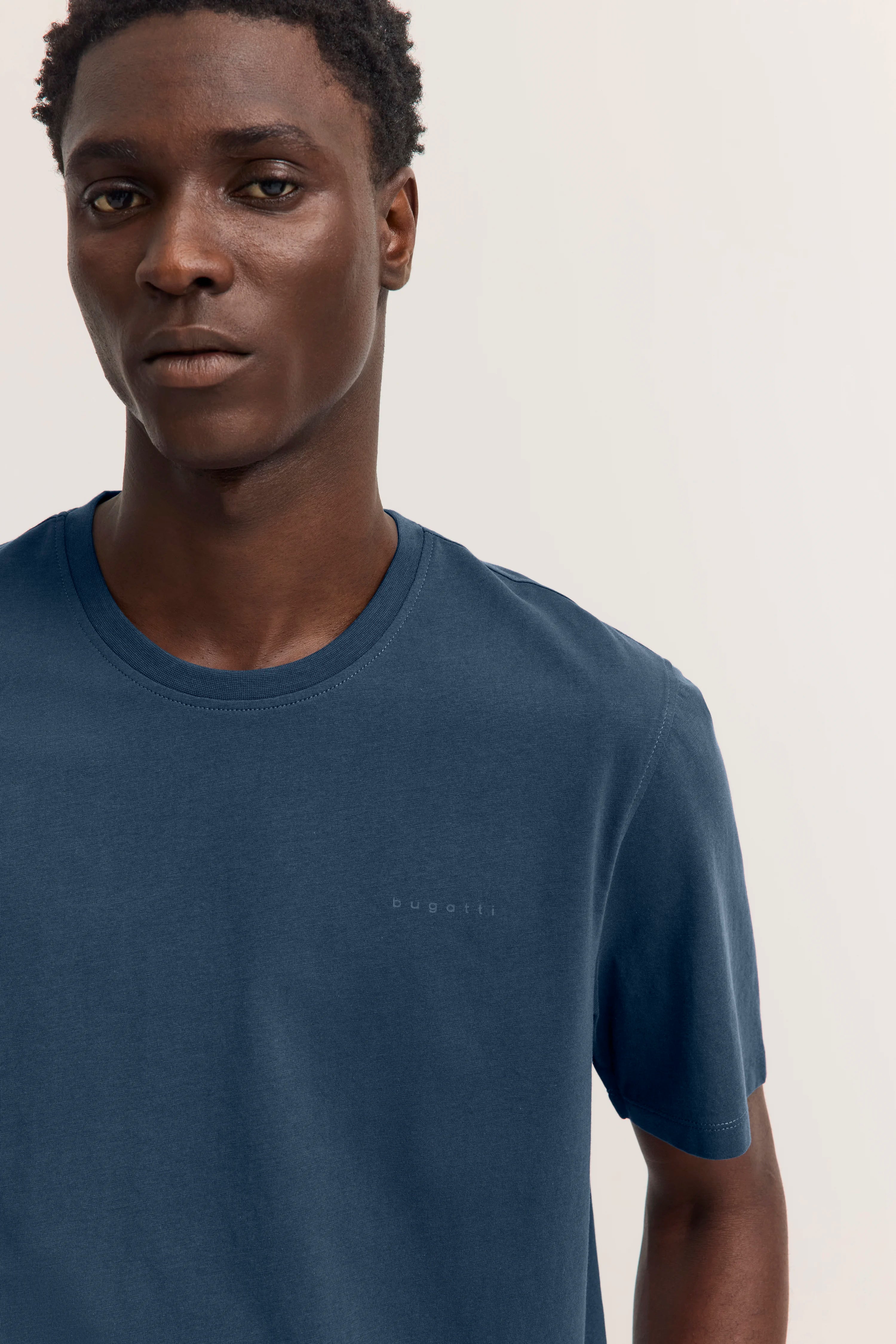 bugatti T-Shirt in Blau, schlichtes Design, Modelbild frontal.