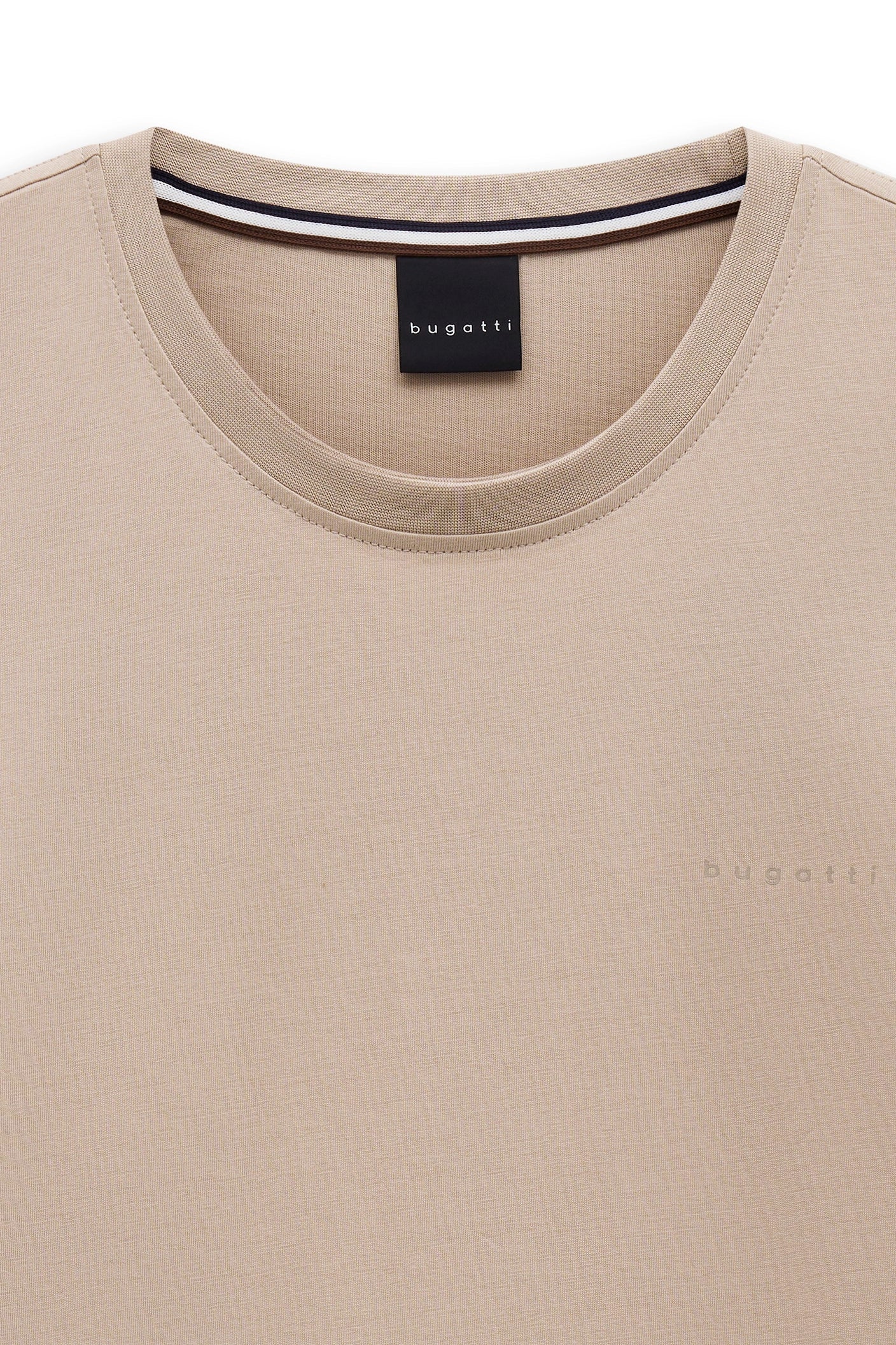 Beiges bugatti T-Shirt, Büstenbild, schlichtes Design, hochwertiges Material.