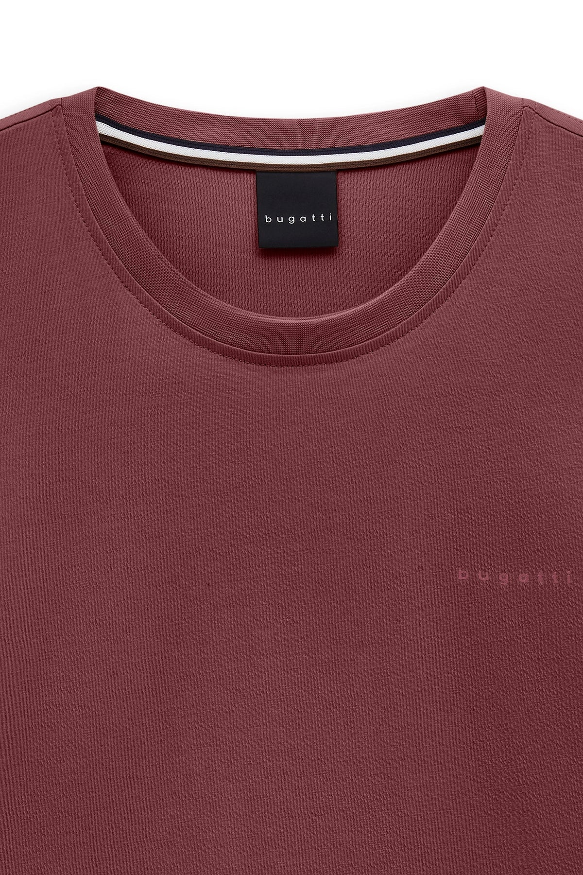 Bugatti burgunderfarbenes T-Shirt, minimalistisches Design, Büstenbild.
