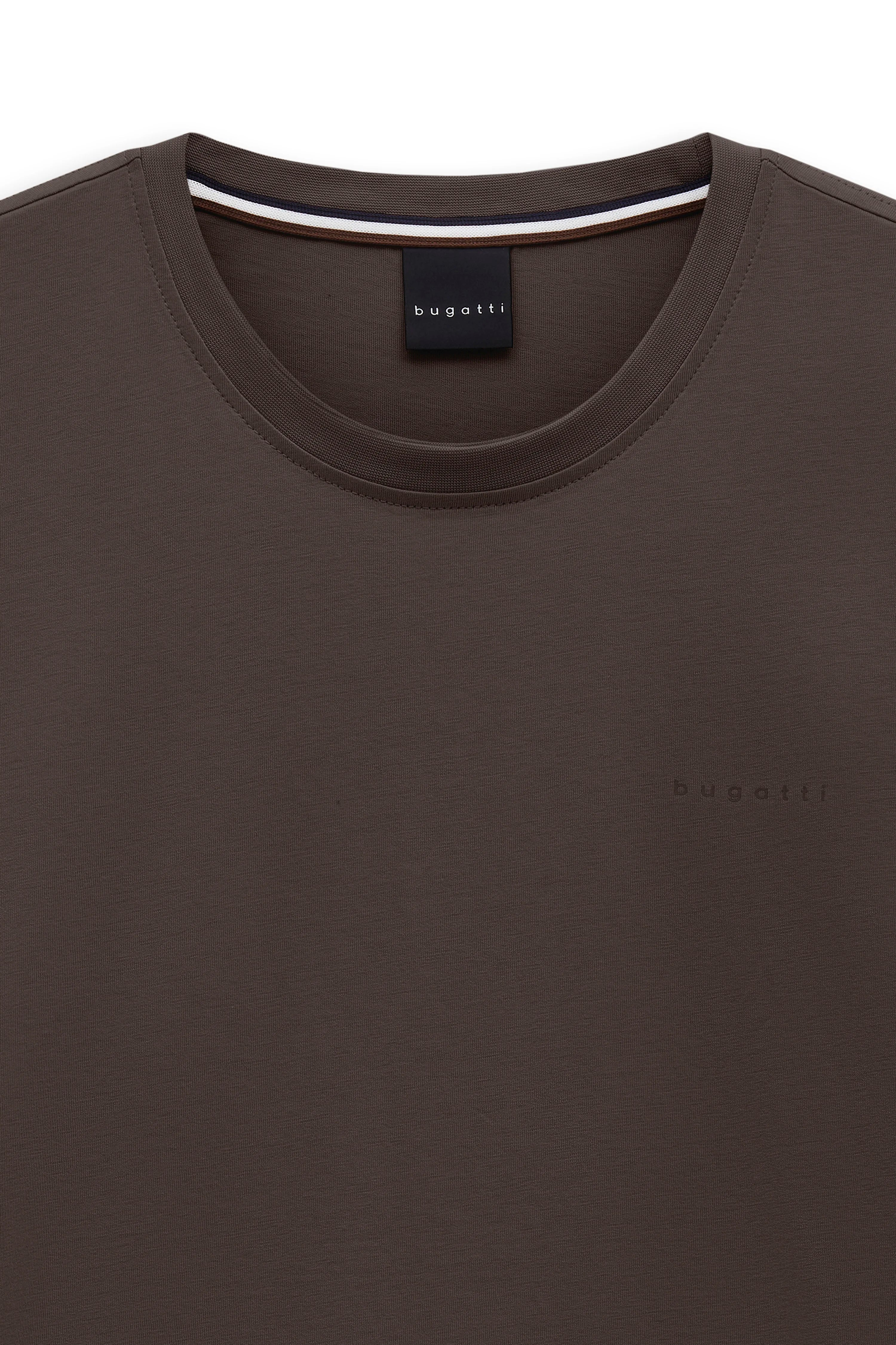 bugatti T-Shirt in Braun, Detailaufnahme, schlichtes Design, hochwertig verarbeitet.