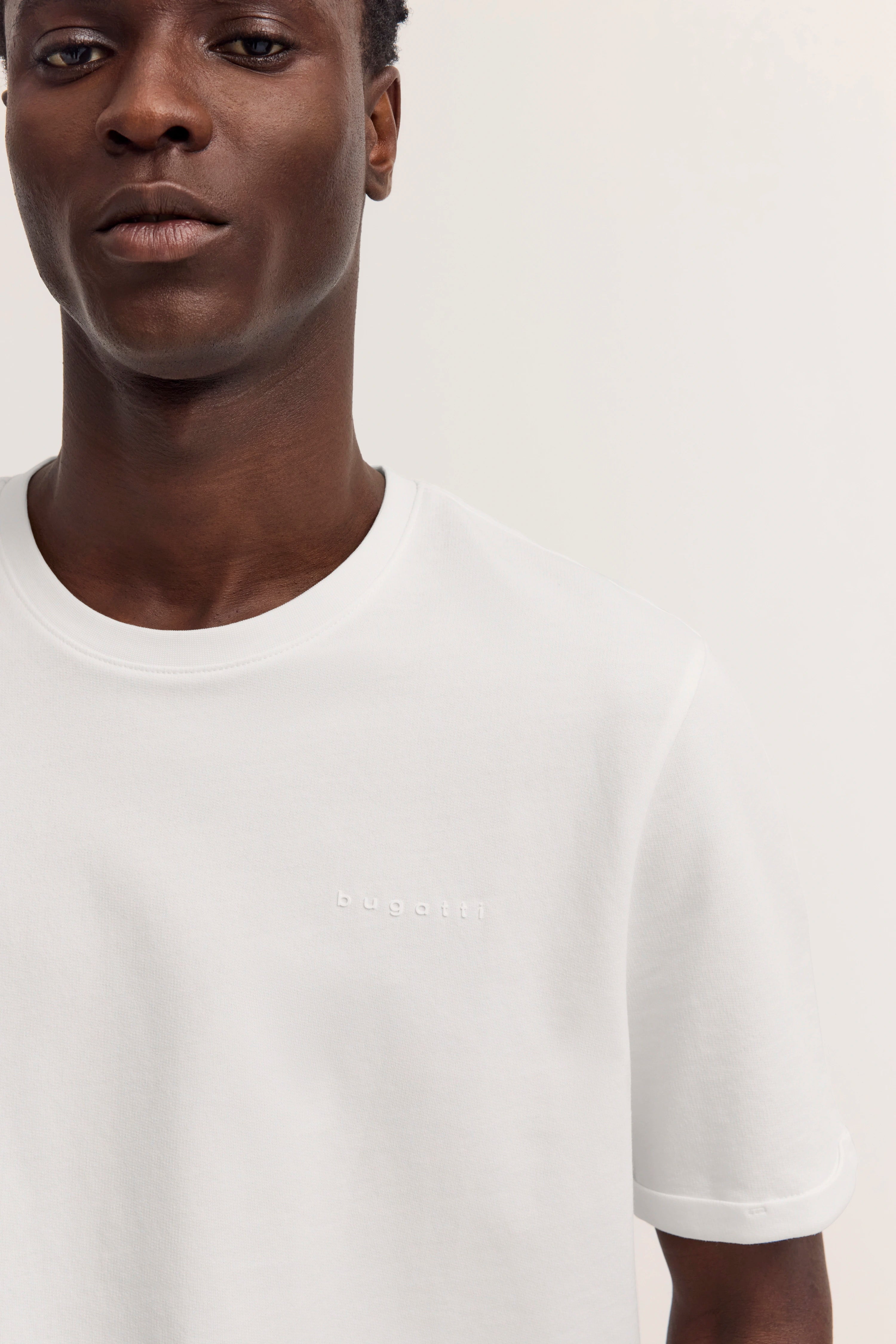 Weißes bugatti T-Shirt, Büstenbild, schlichtes Design, dezentes Logo.