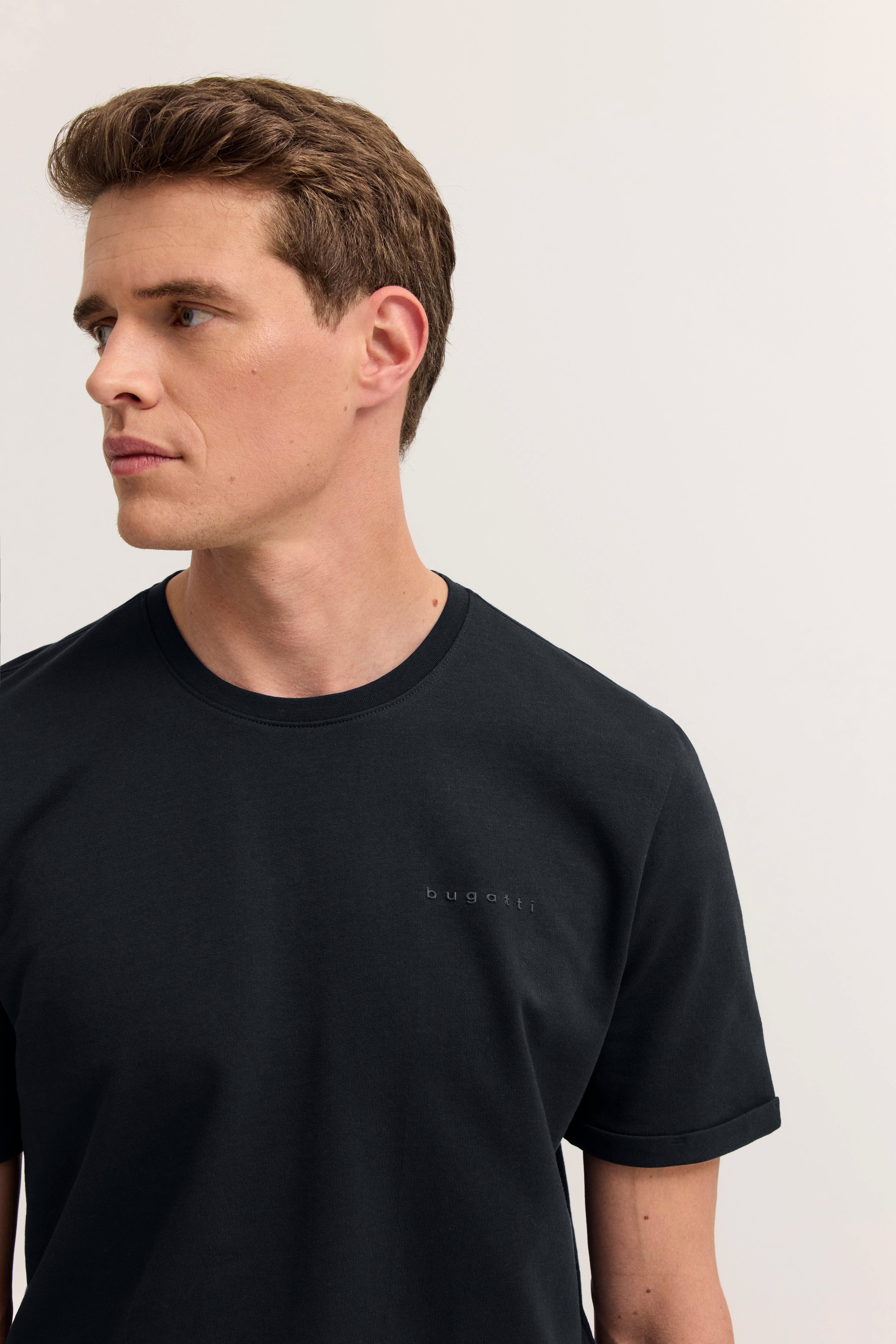 bugatti T-Shirt in Schwarz, Modelbild, seitlich blickend