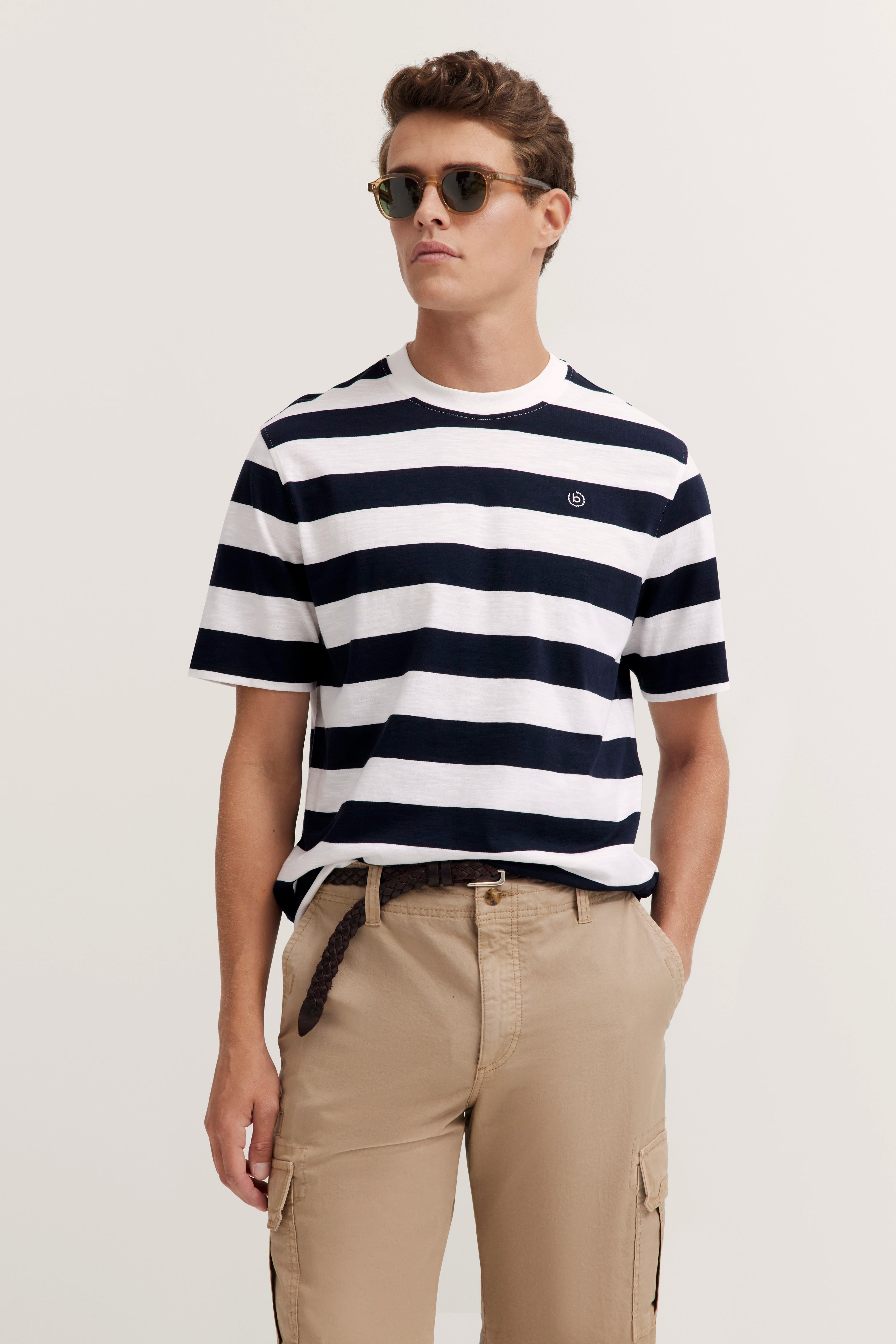 Striped navy-white T-shirt, beige chino by bugatti. Timeless elegance meets Italian-inspired sophistication.