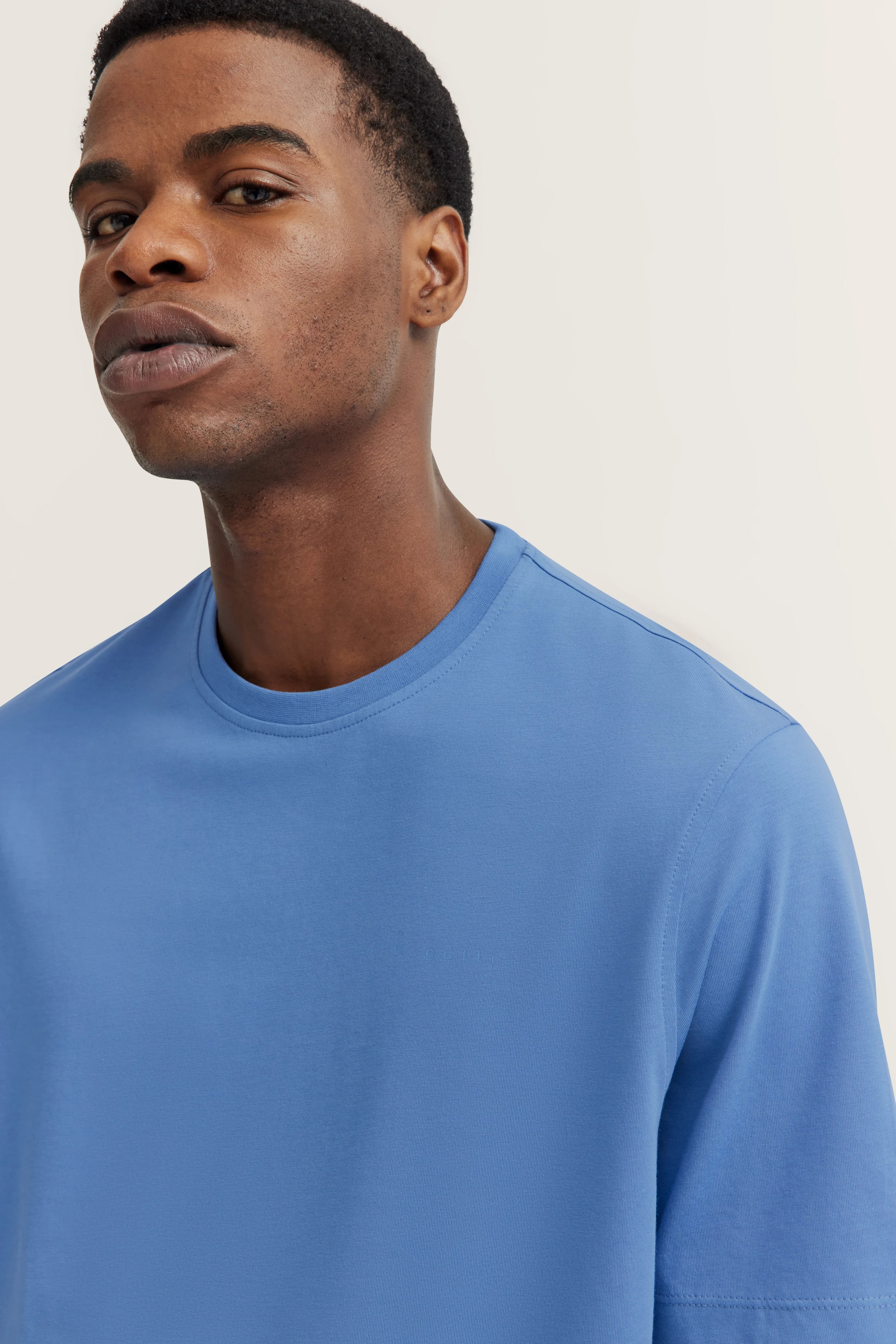 bugatti T-shirt, casual image, solid blue, round neck, short-sleeved, stylish and timeless.