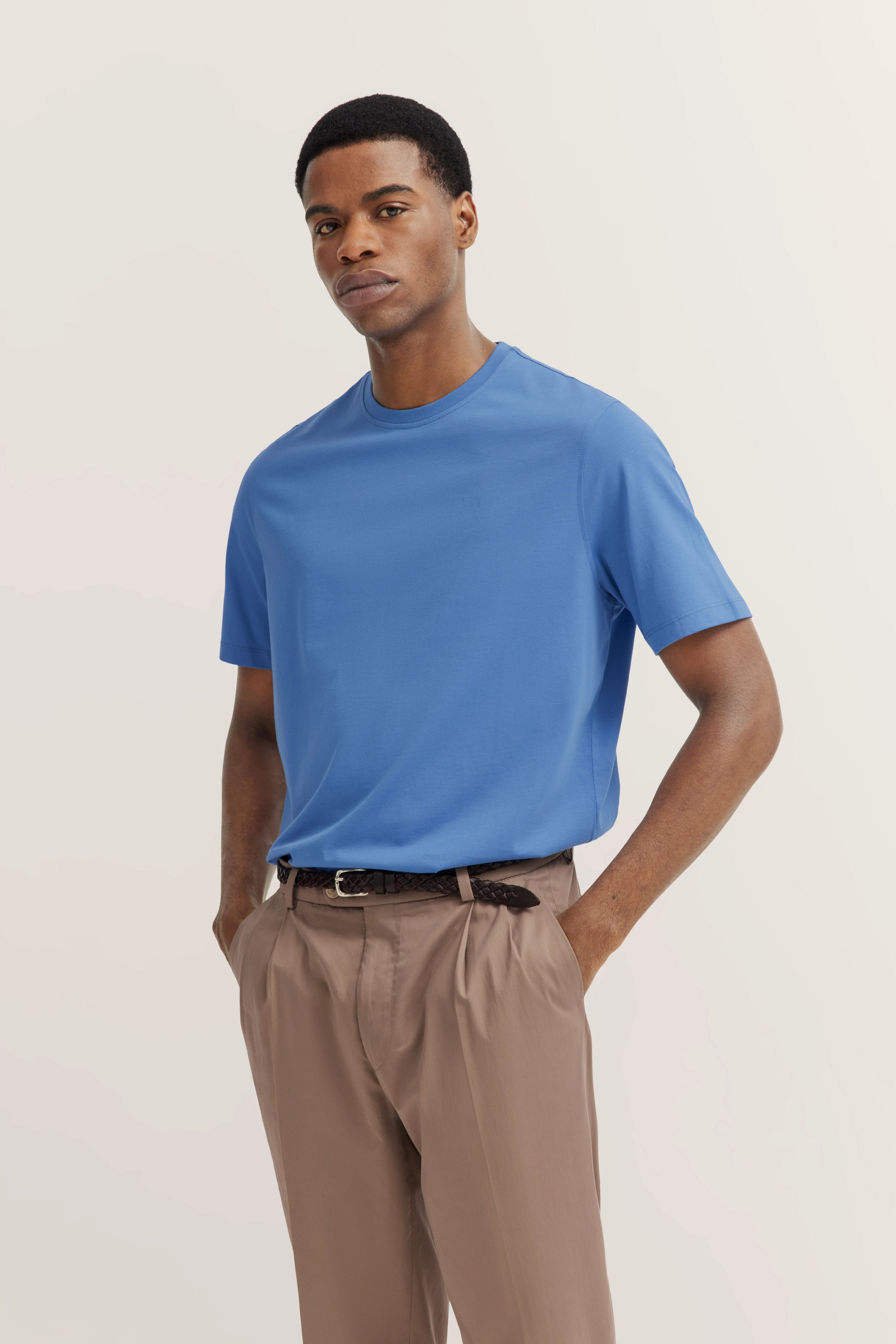 Model wearing blue T-shirt, beige pants from bugatti – Italian-inspired elegance and timeless style.
