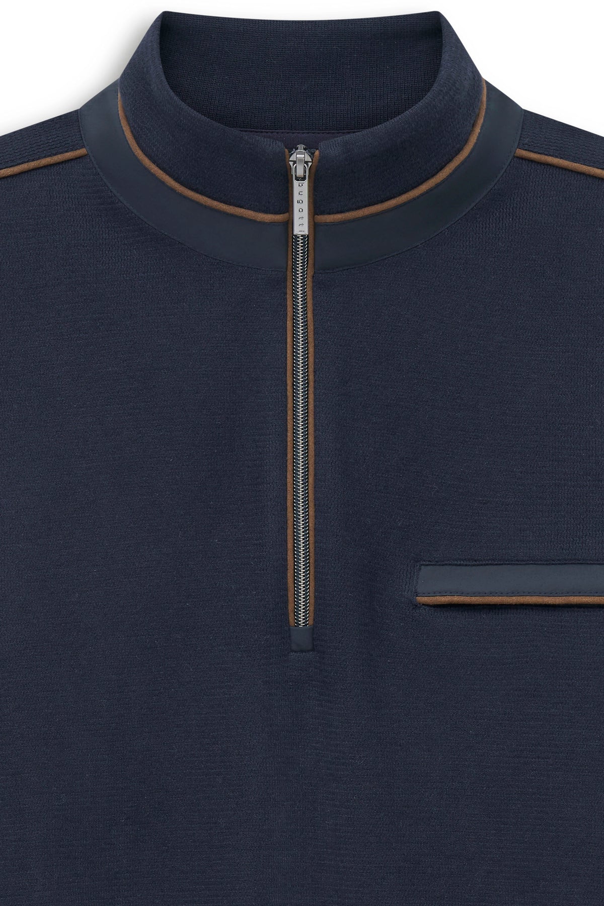 bugatti Pullover in Dunkelblau mit Stehkragen und Reißverschluss, Detailansicht.