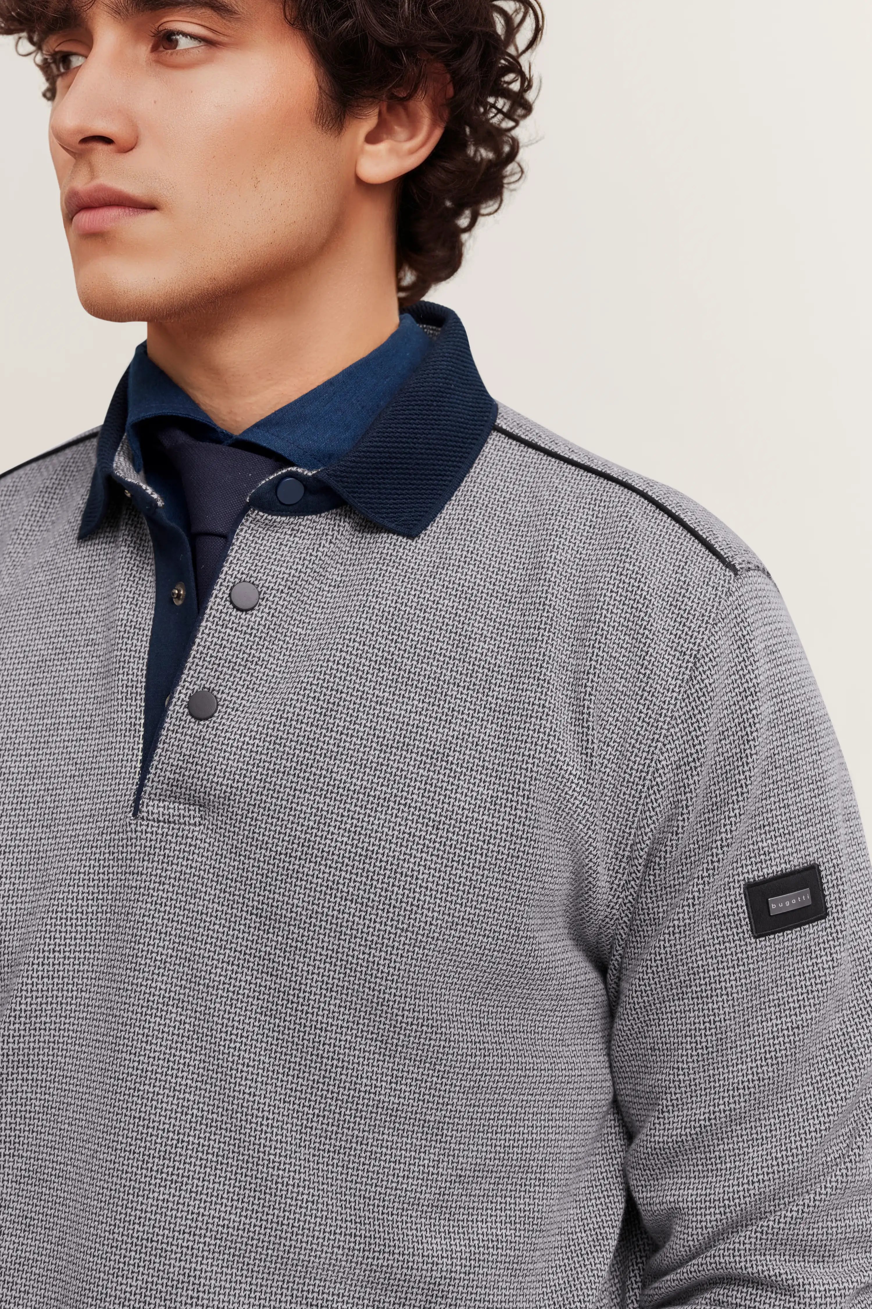 Graues bugatti Poloshirt mit Strukturmuster, navy Kragen und Knöpfen, Büstenbild, stilvoll und elegant.