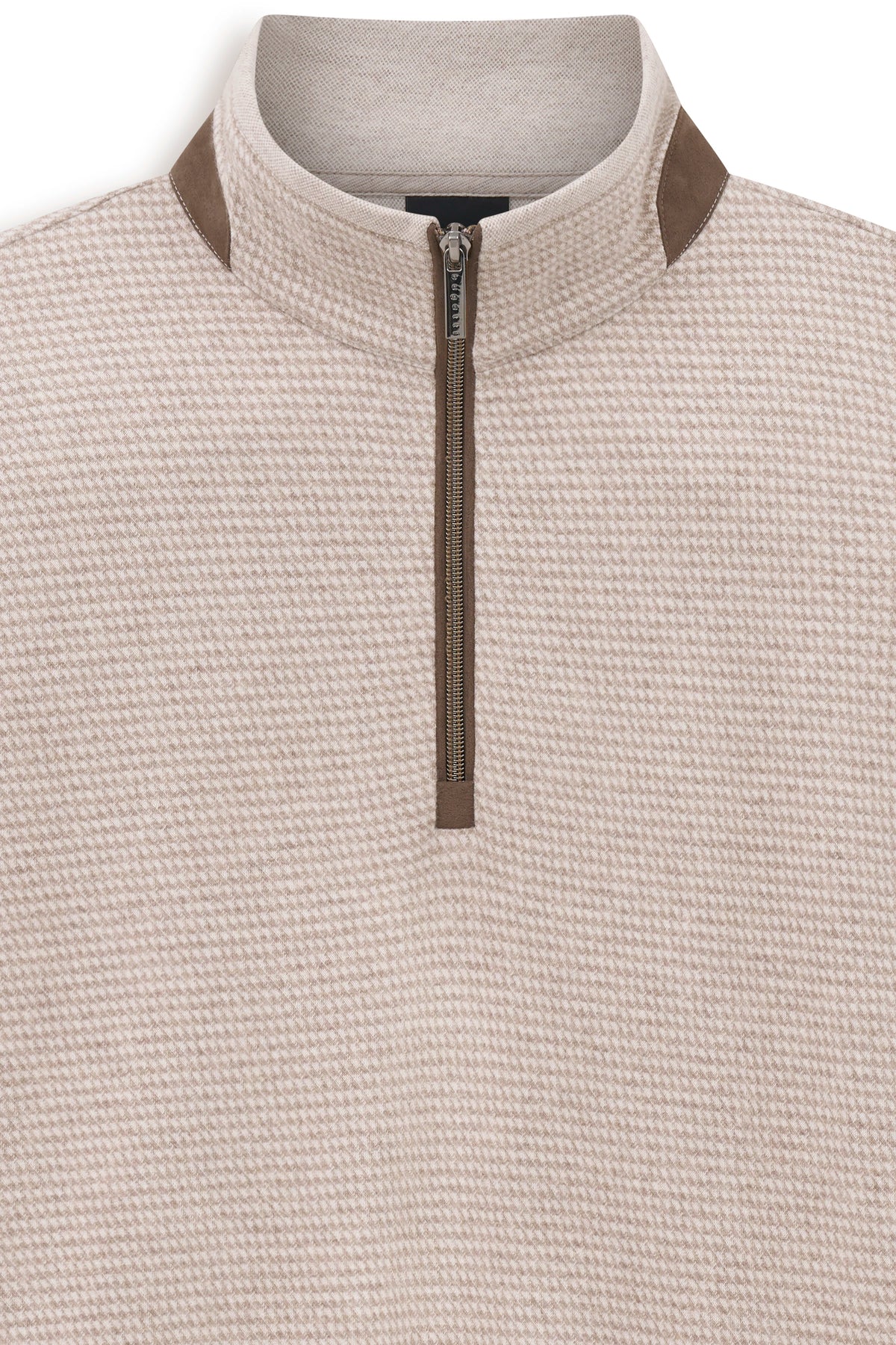 Beiges bugatti Pullover, Büstenbild, mit braunen Akzenten und Reißverschluss, dezentes Muster.