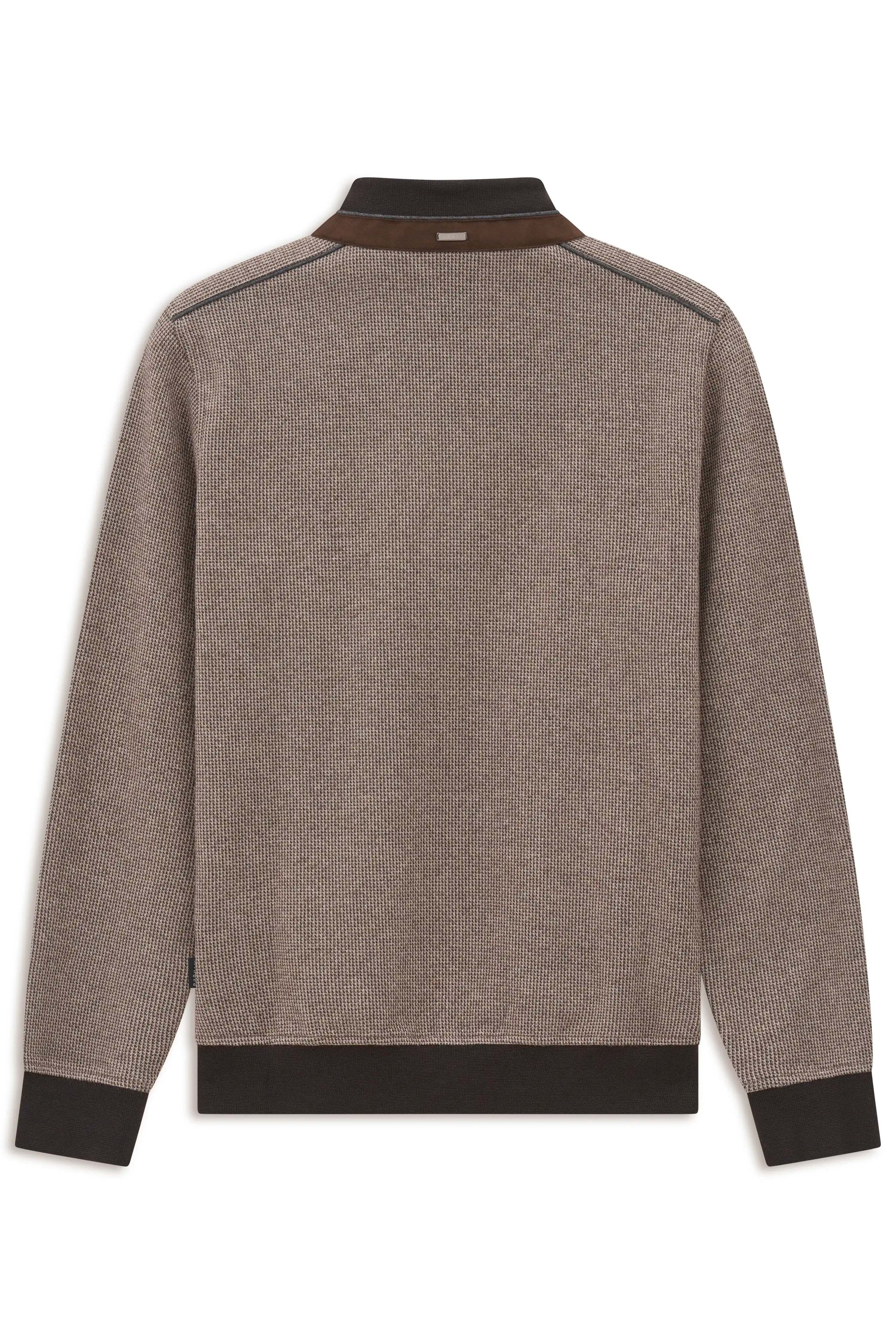 bugatti Pullover in Beige mit feinem Muster, schwarzer Kragen und Bündchen, Büstenbild.