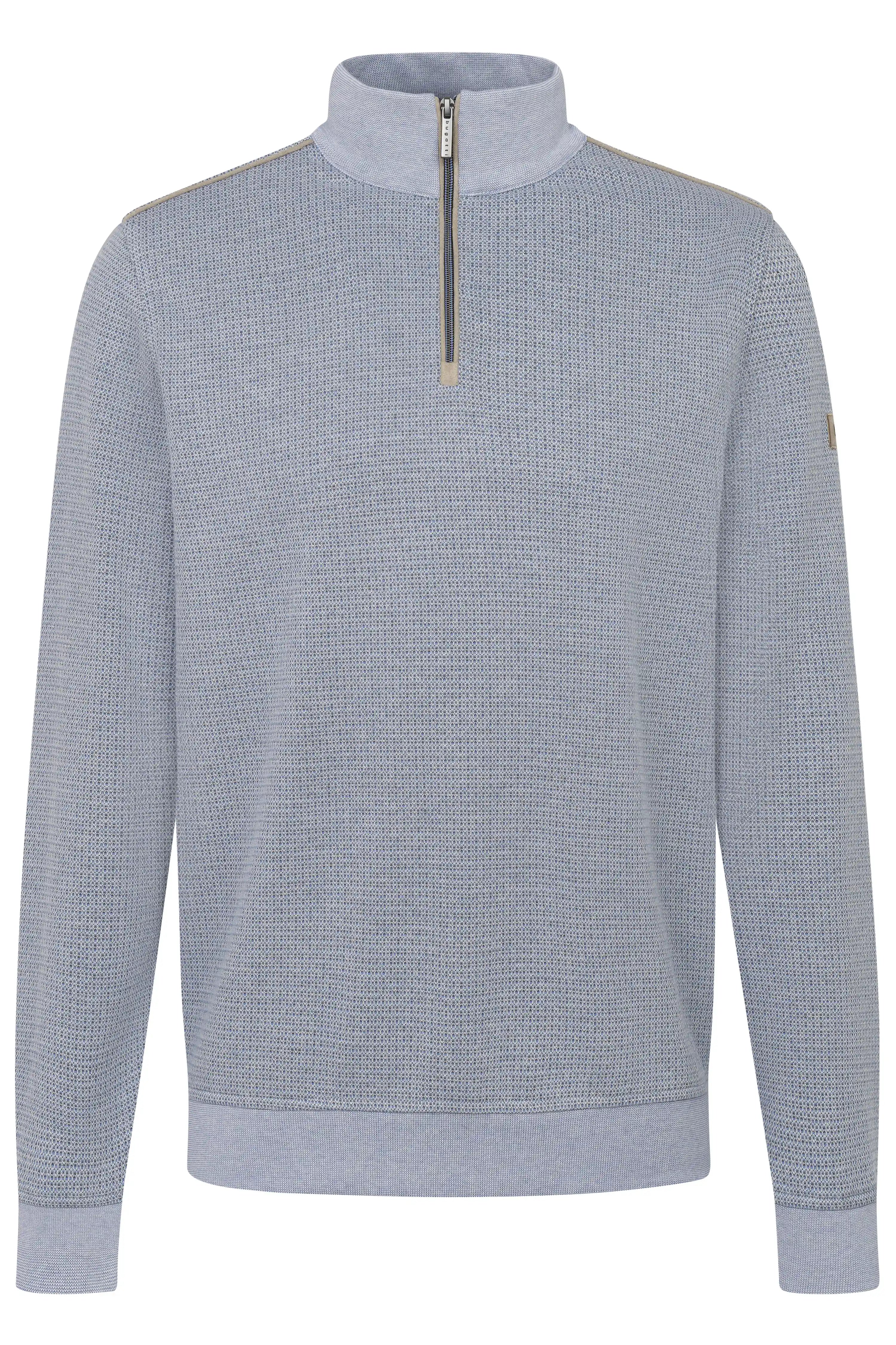 Grauer bugatti Pullover mit Reißverschluss und feinem Muster, Büstenbild.