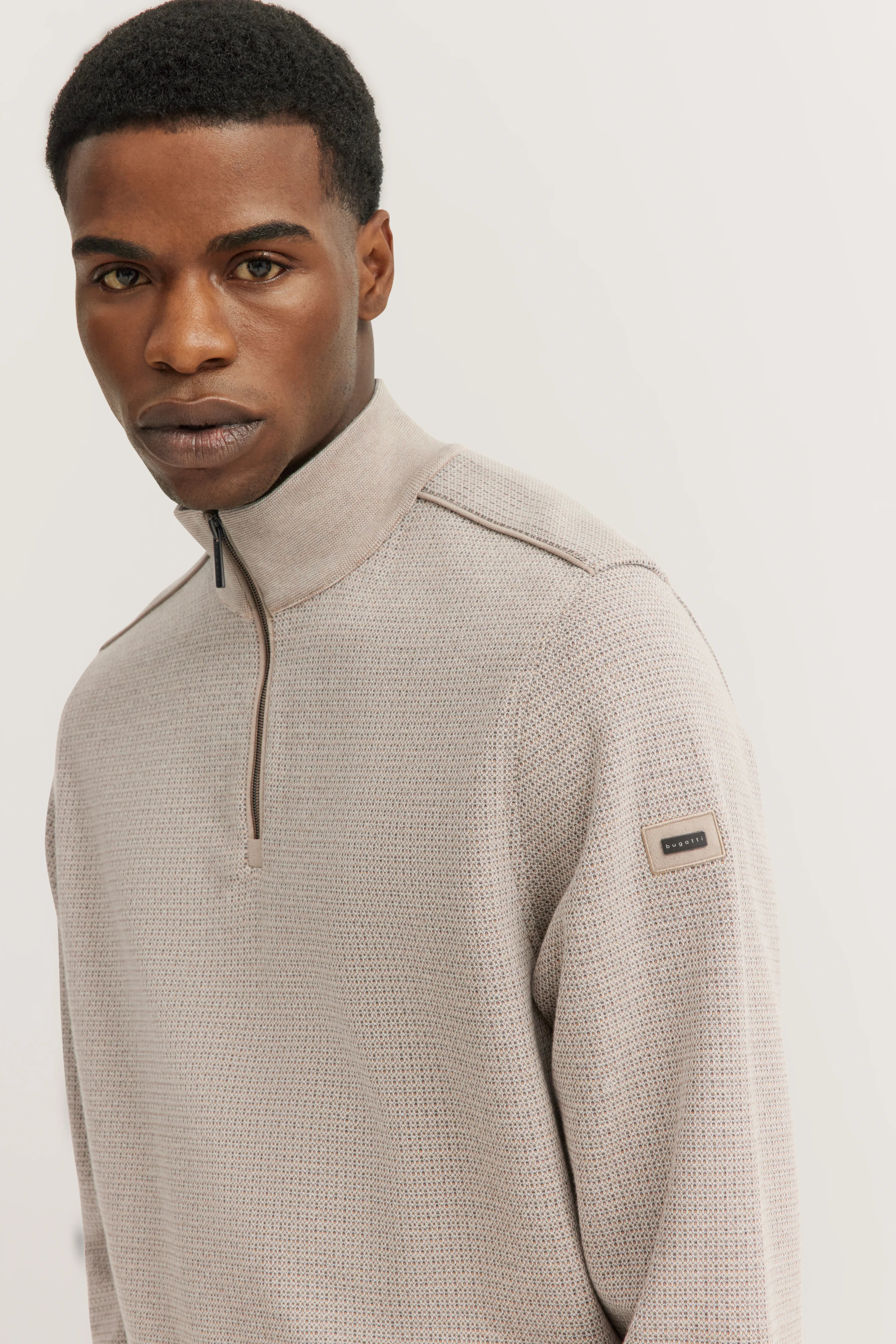 Bugatti Herrenpullover beige, Büstenbild, feine Struktur, eleganter Stil, Reißverschluss am Kragen.