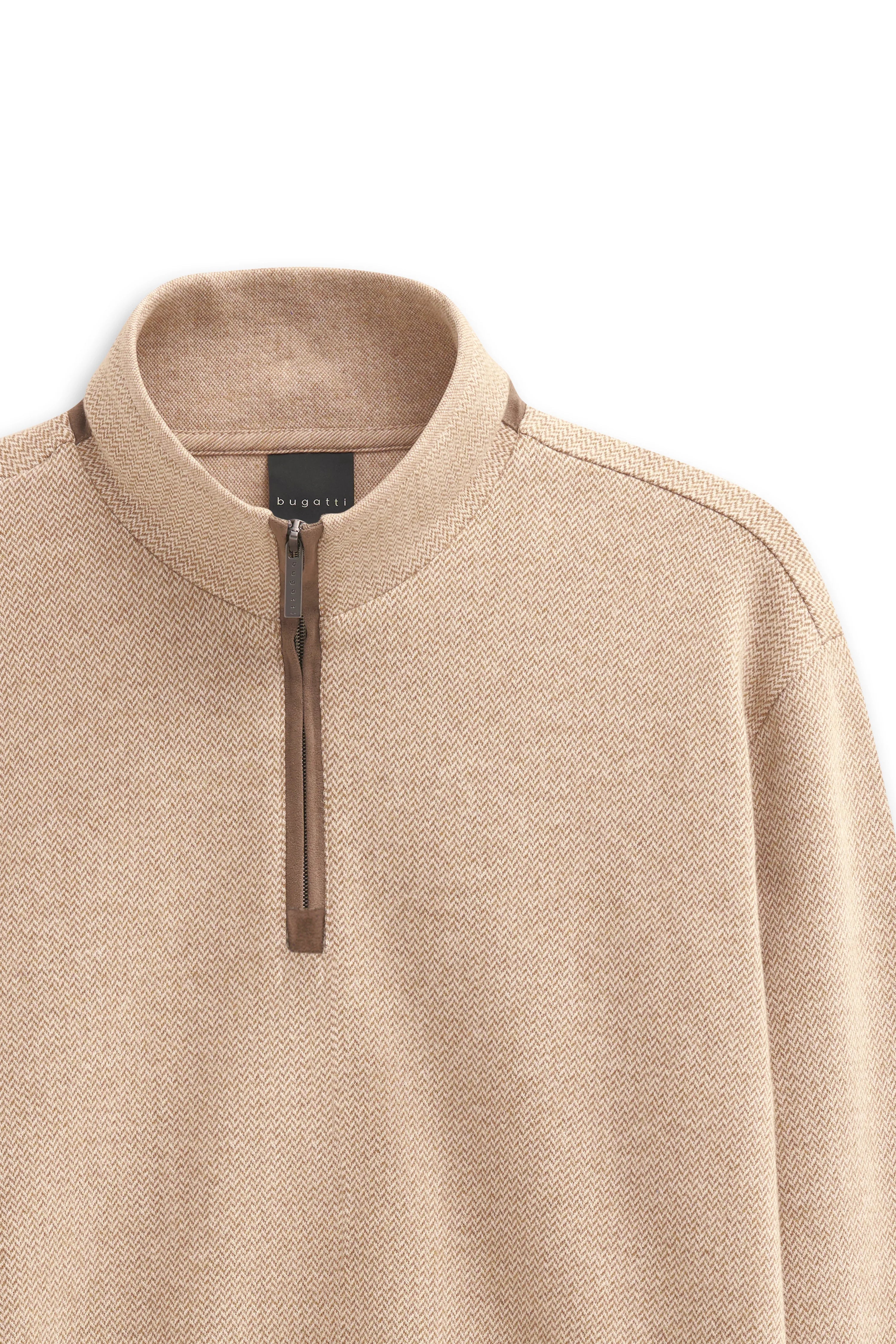 Beigefarbener bugatti Pullover mit Fischgrätmuster und Reißverschluss, Büstenbild.