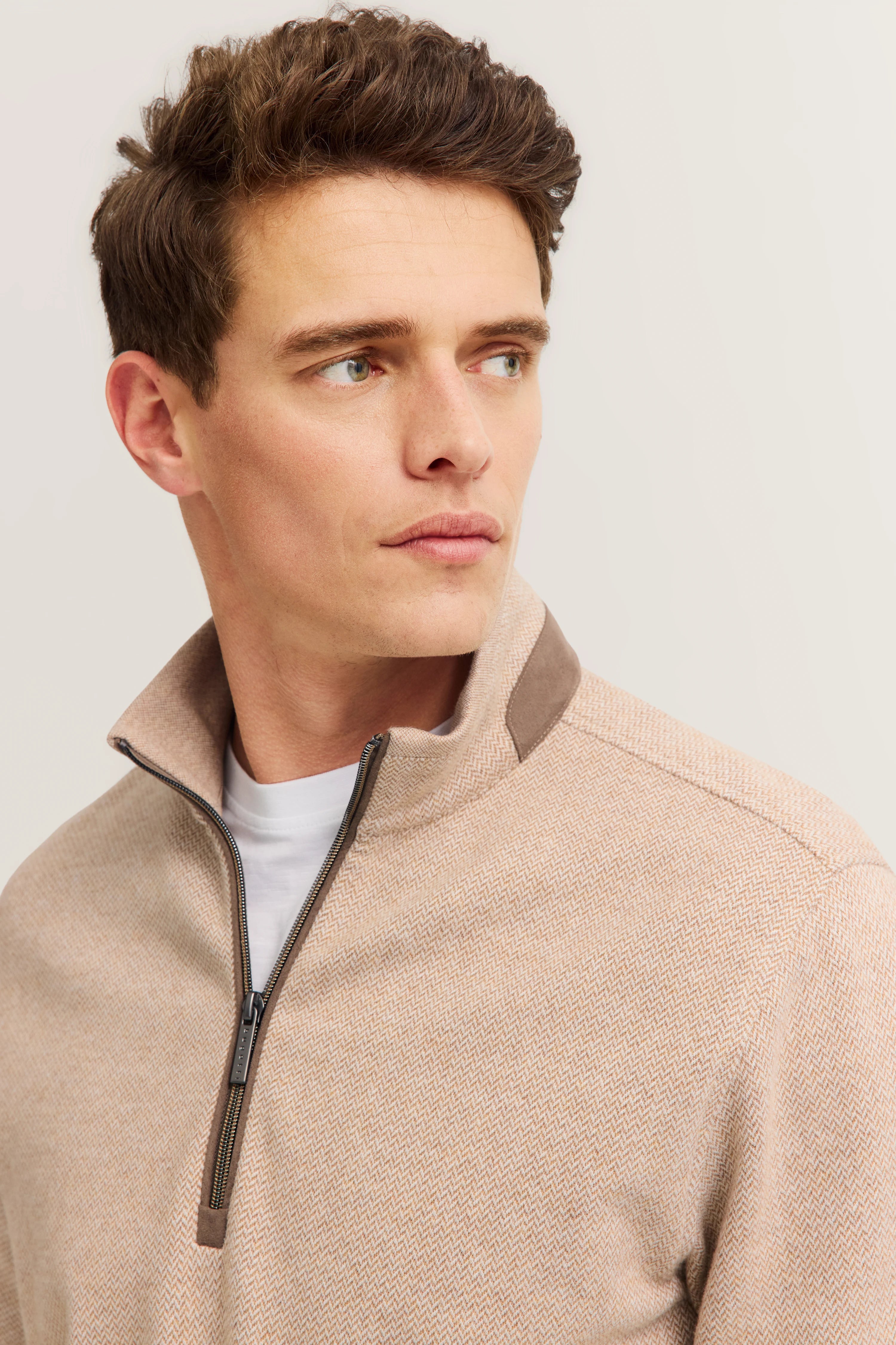 Beige bugatti Pullover mit Zipper auf Model, legeres Posing, klassisches Design, stilvoll und zeitlos.