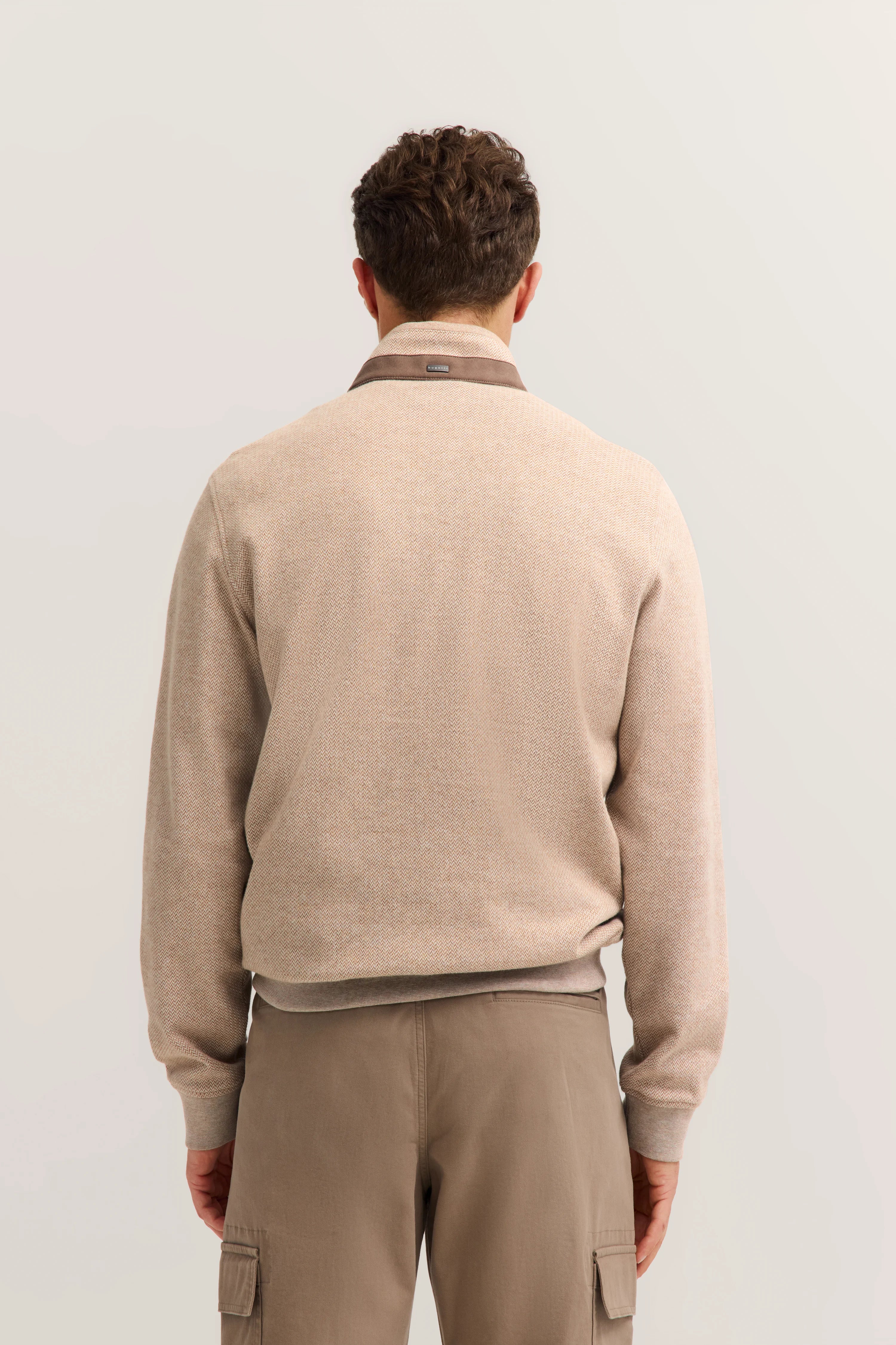 Beiger Pullover und khakifarbene Hose, Rückansicht, legeres Modelbild.