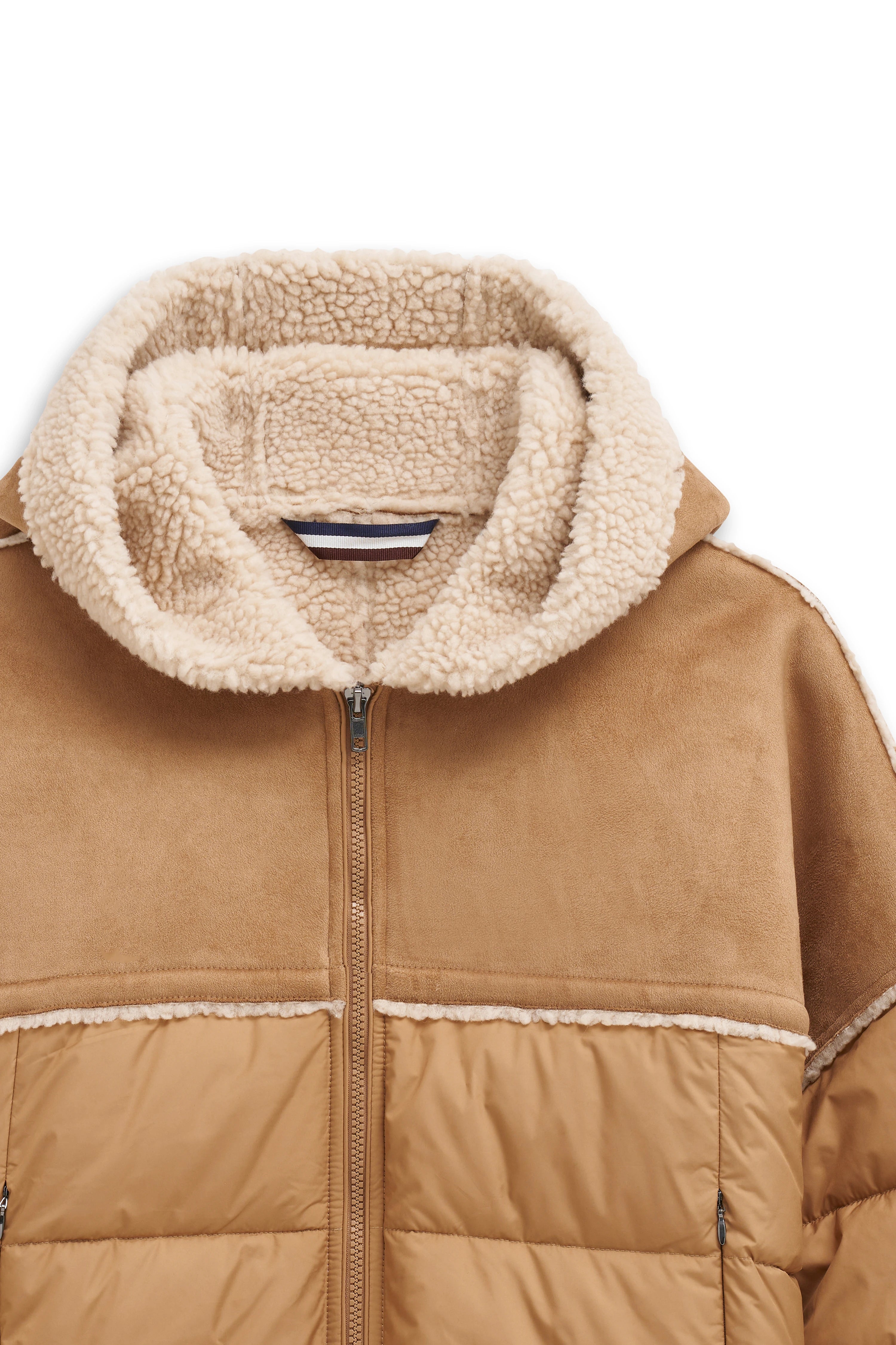 Braune bugatti Jacke mit Kapuze, Detailaufnahme von der Seite, zeigt Textur und Nahtführung.