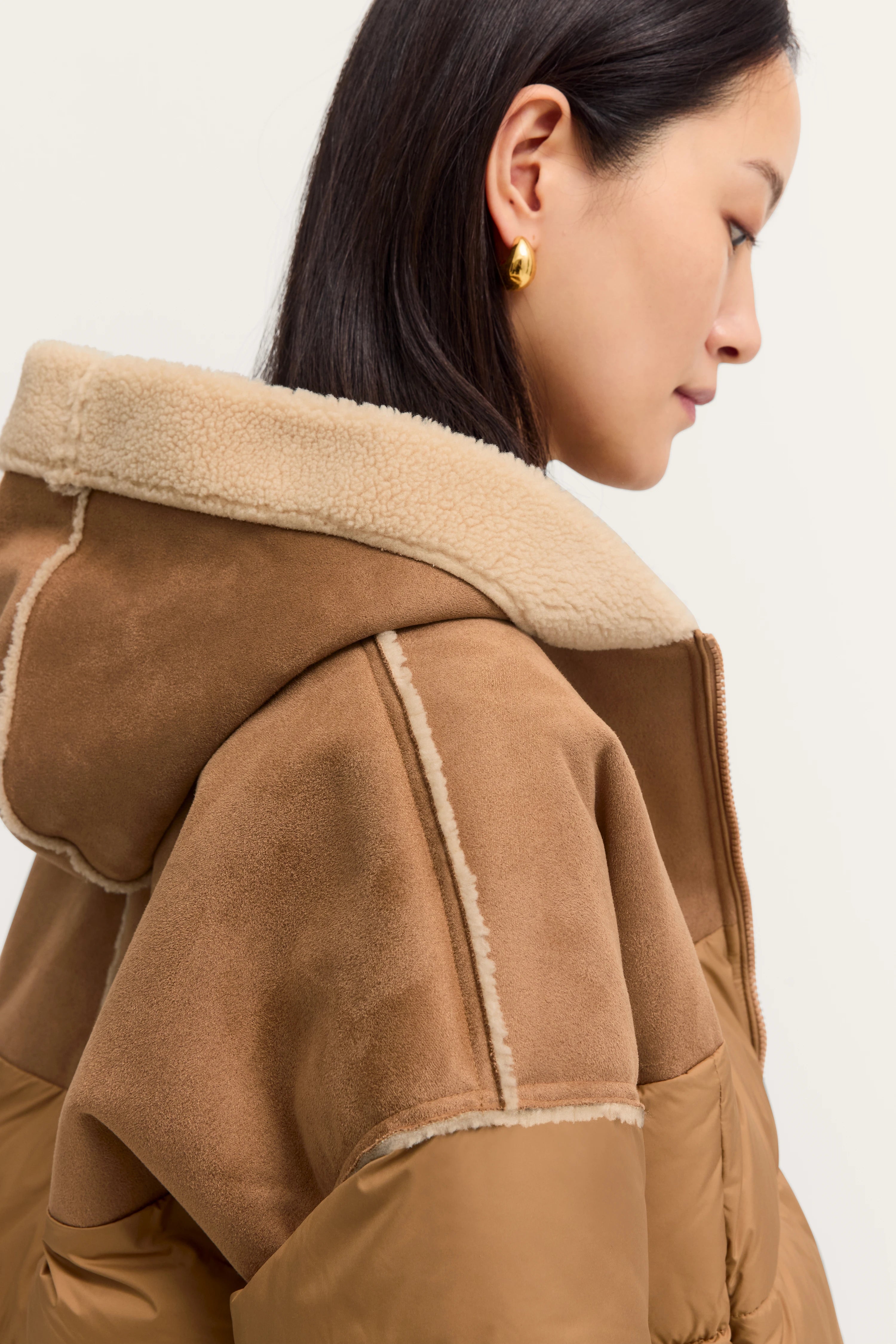 Damenjacke in Beige mit Lammfellkragen, Büstenbild, bugatti Stil und Eleganz.