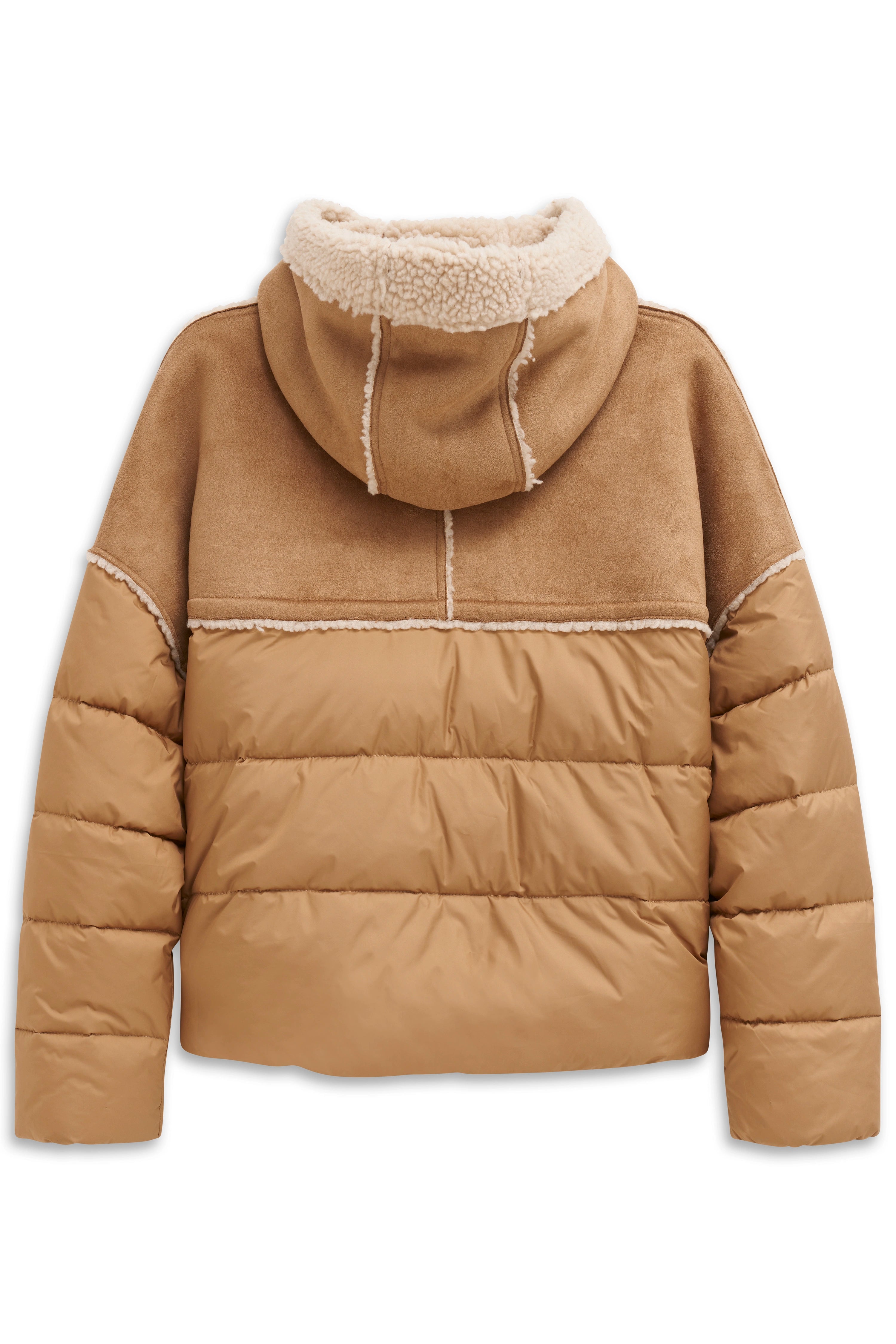 Damenjacke in Beige, Steppdesign mit Kapuze und Fellfutter, Bugatti-Stil, Büstenbild.