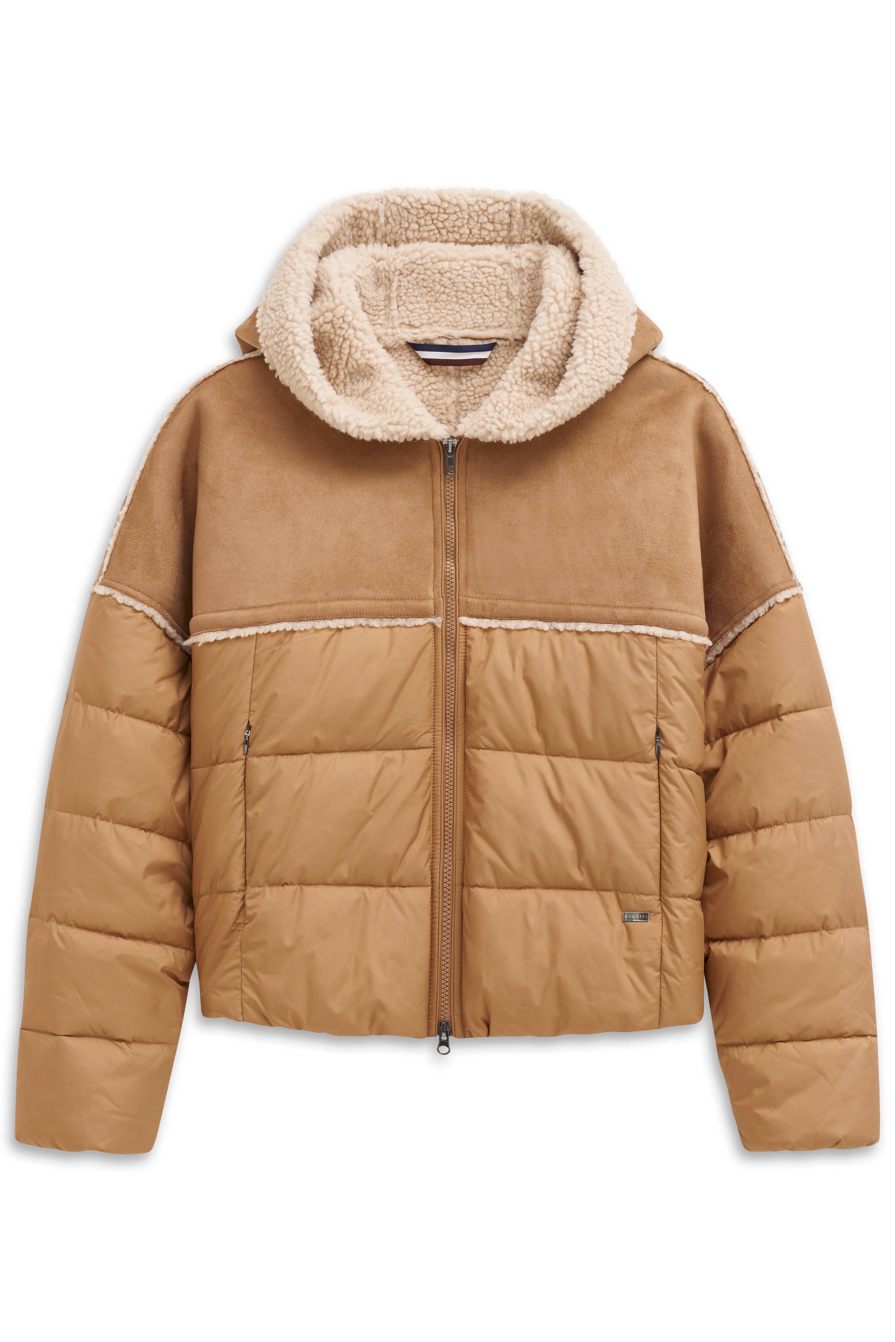 Braune Steppjacke mit Kapuze, schwarze Hose, Model stehend, Arme locker an der Seite.