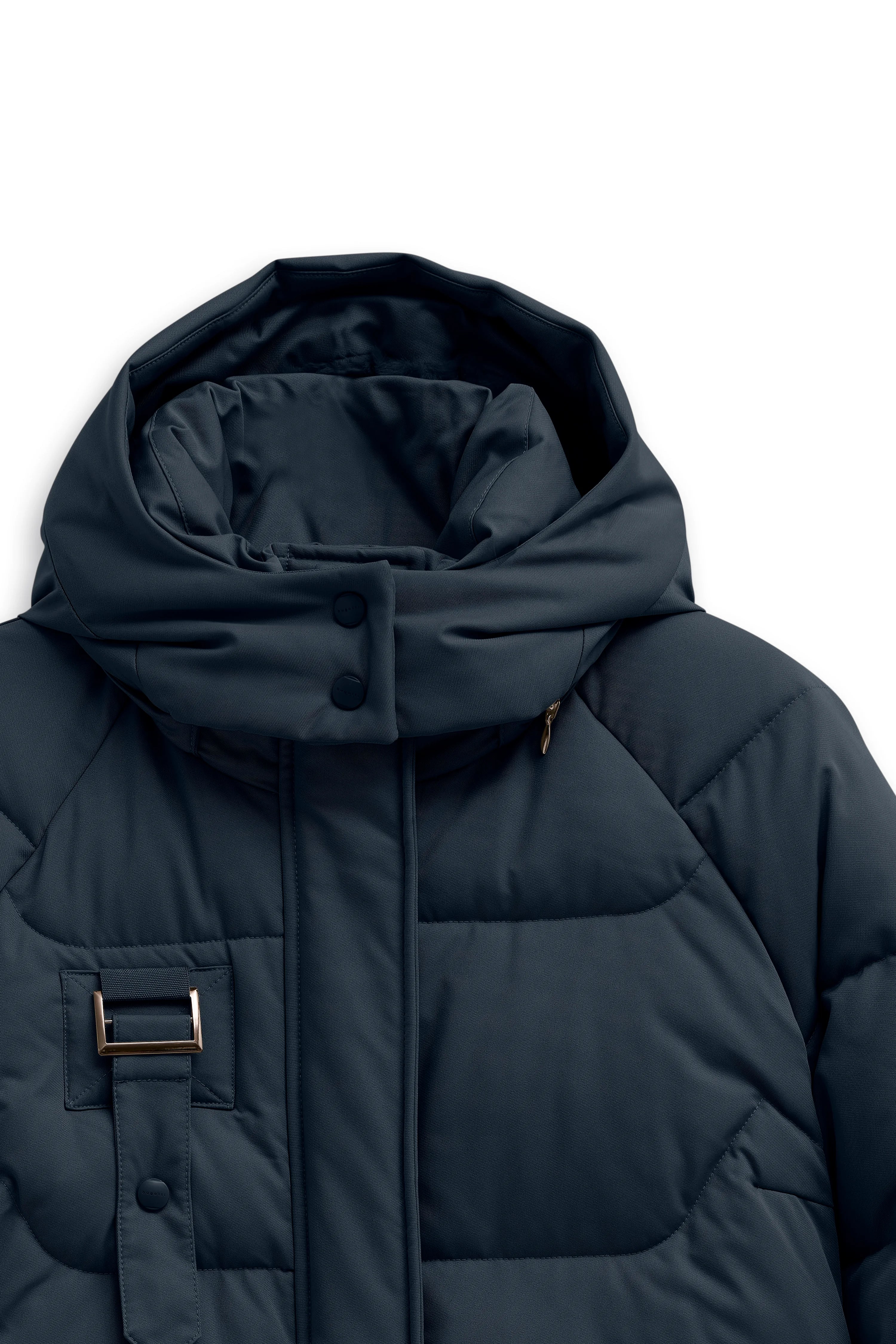Dunkelblaue bugatti Daunenjacke mit Kapuze und Gürtel, Büstenbild, hochwertig und stilvoll.