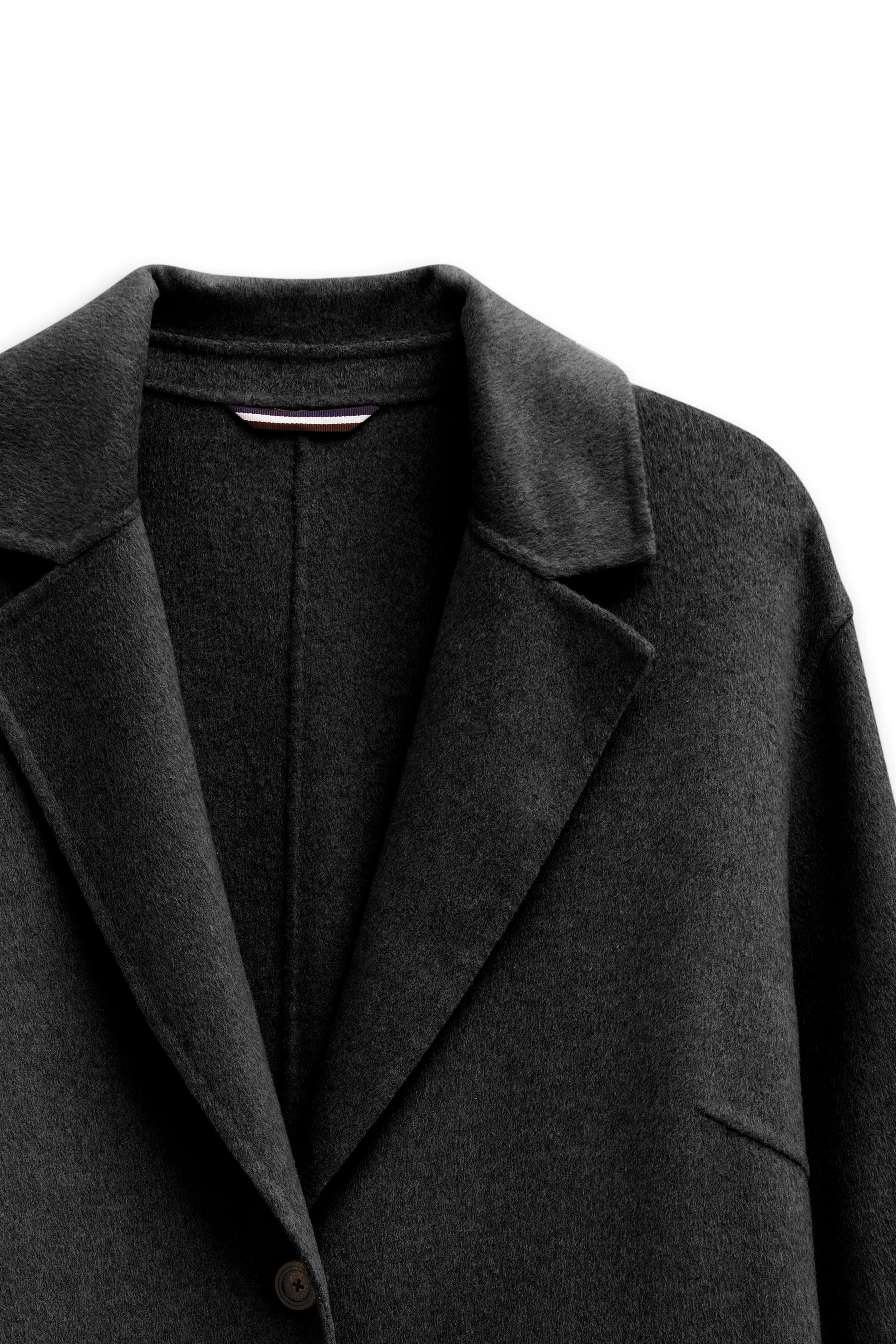 Grijze bugatti mantel, klassiek ontwerp, detailopname, elegante stijl.