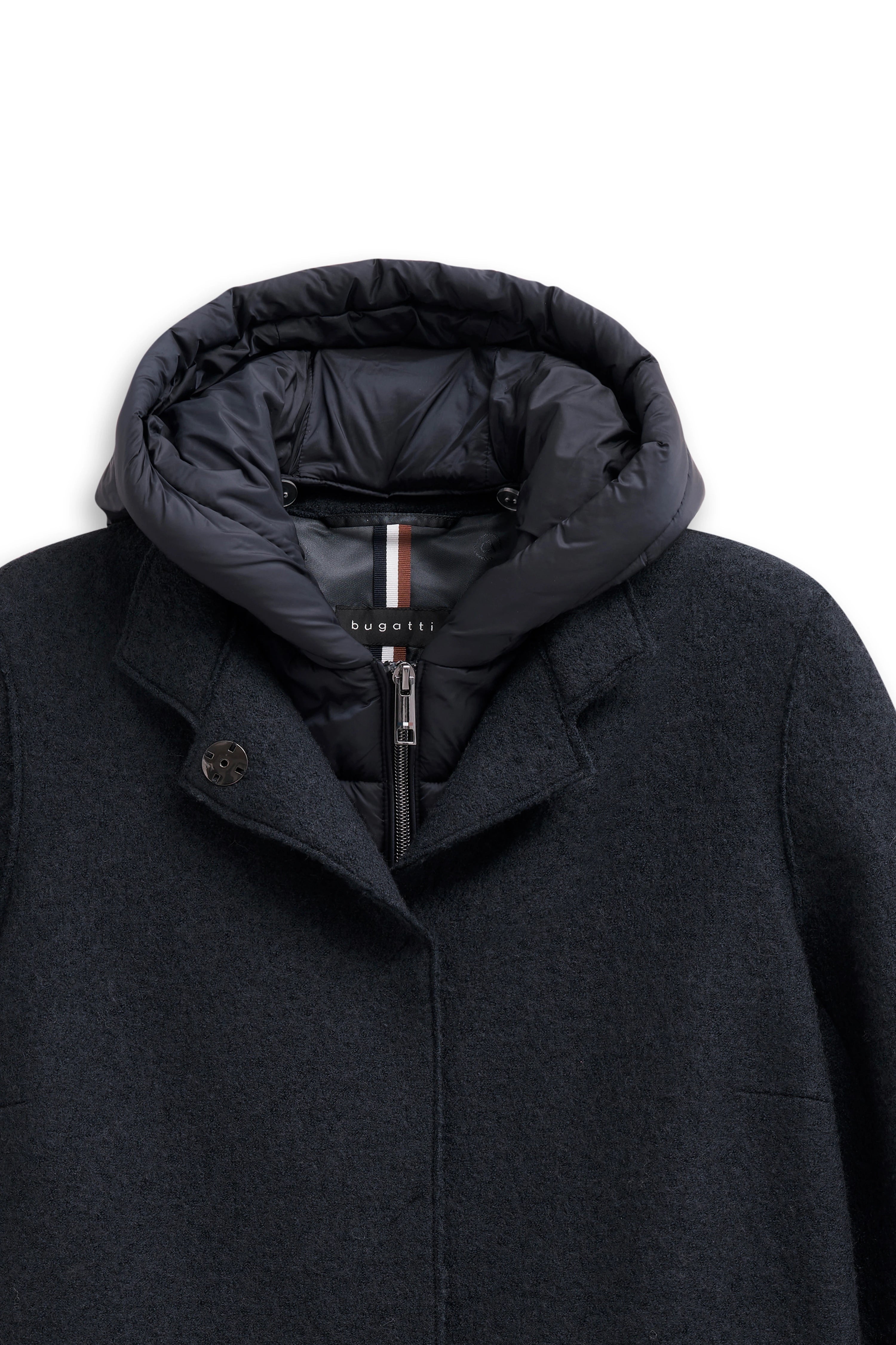 Blauer Steppjacke unter grauem Mantel, gestreiftes Hemd, braunes Tuch, Modelbild, bugatti Stil.