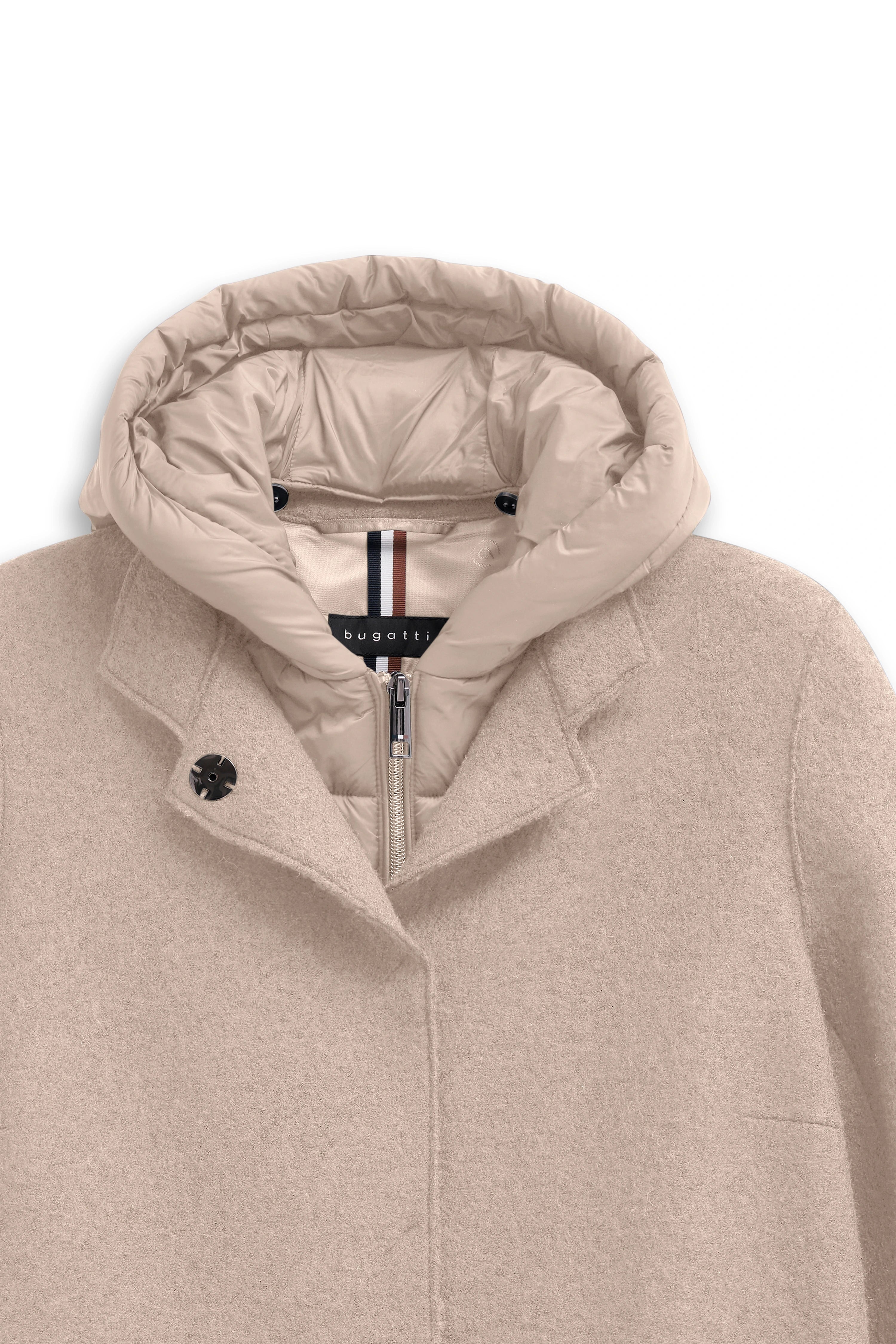 Beiger bugatti Mantel mit Kapuze, Detailaufnahme, Büstenbild.