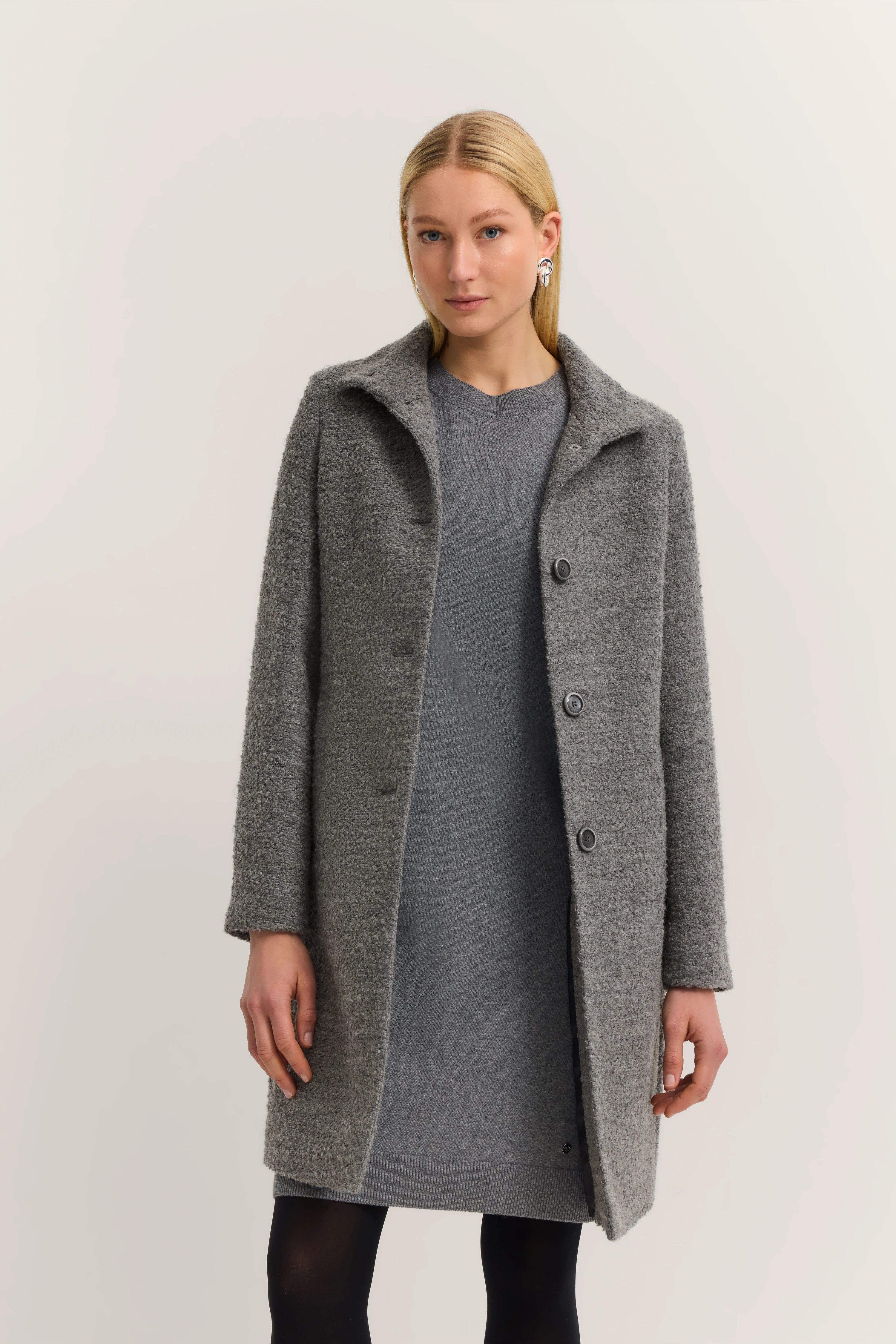Graues Kleid und Mantel, Modelbild, entspanntes Posing, bugatti Stil und Eleganz.