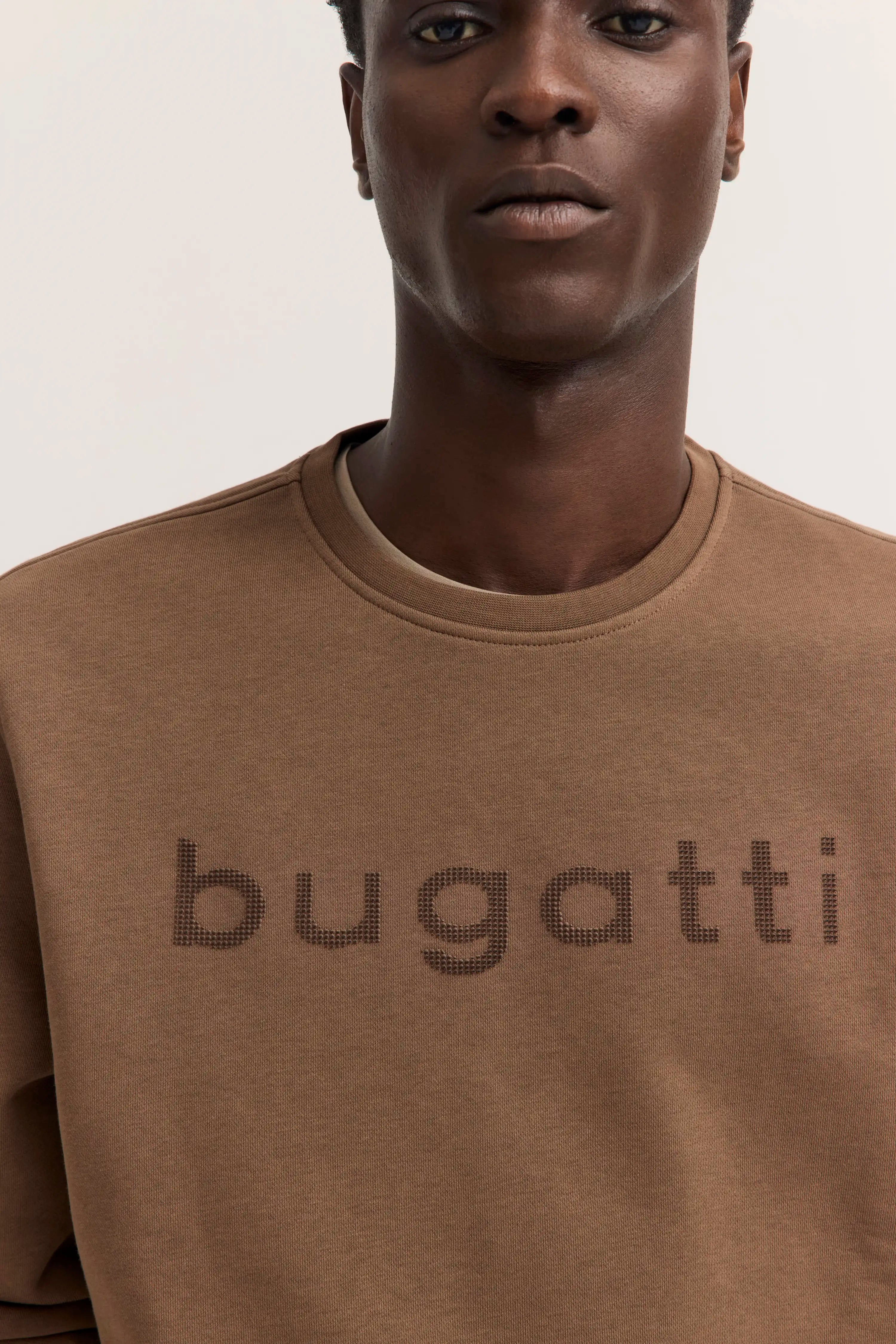 Braunes bugatti Sweatshirt mit Logo, Büstenbild.