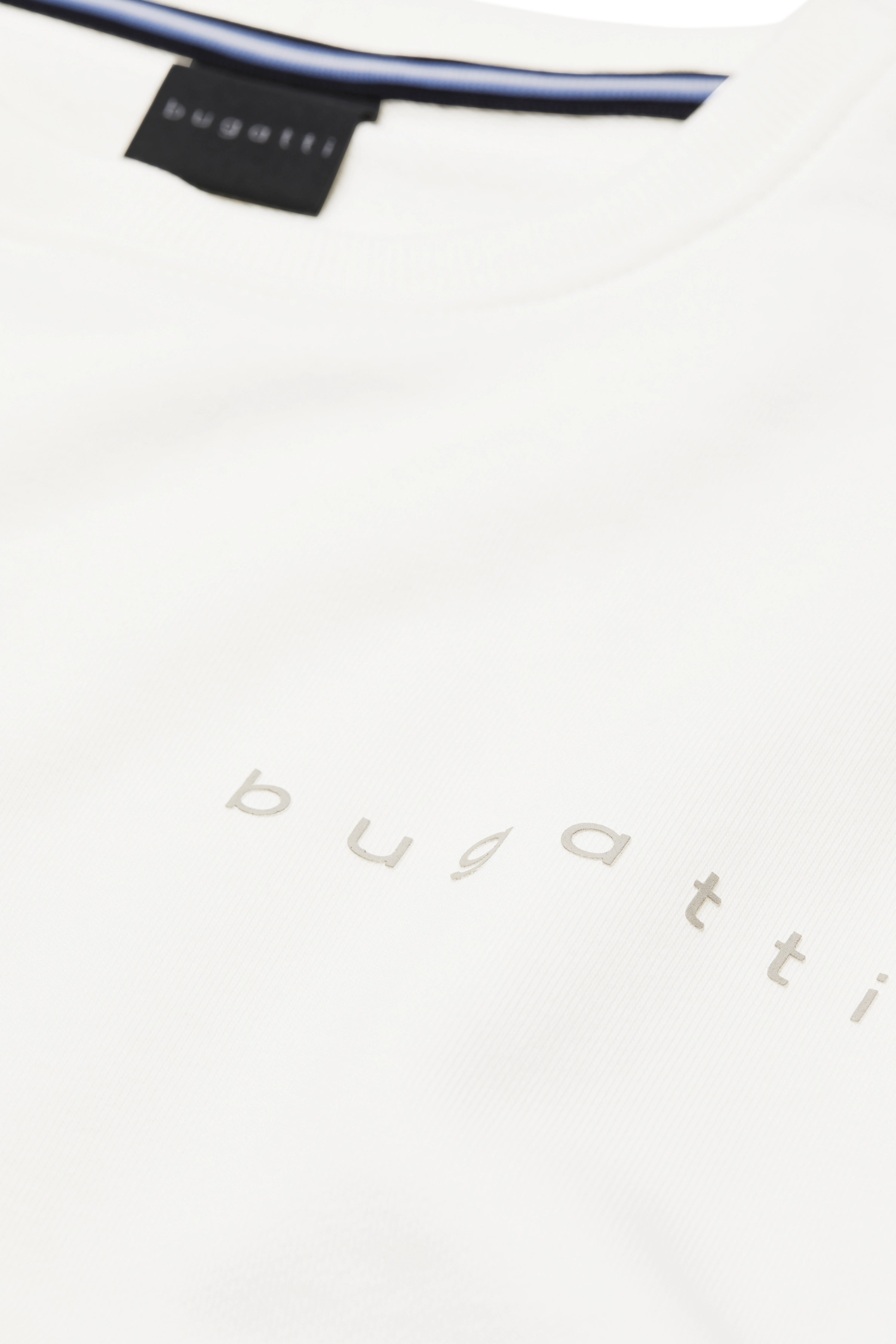 Weiße bugatti T-Shirt-Nahaufnahme mit Logo, schlichtes Design, Detailansicht.