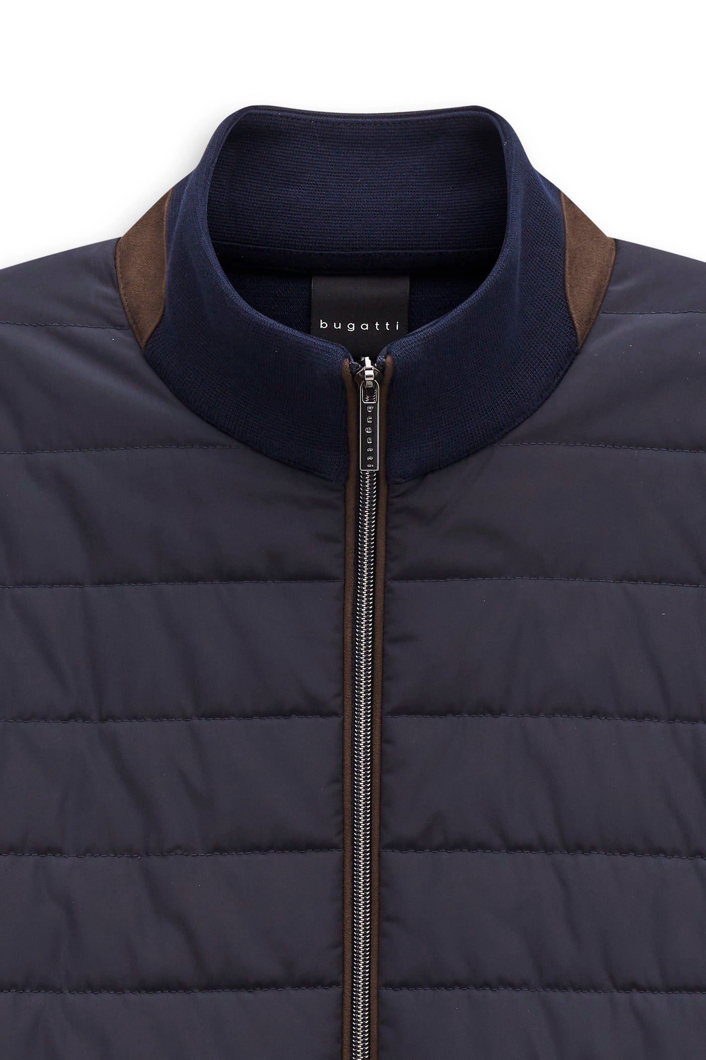 Dunkelblaue bugatti Jacke mit braunen Details, Büstenbild, elegantes Design.