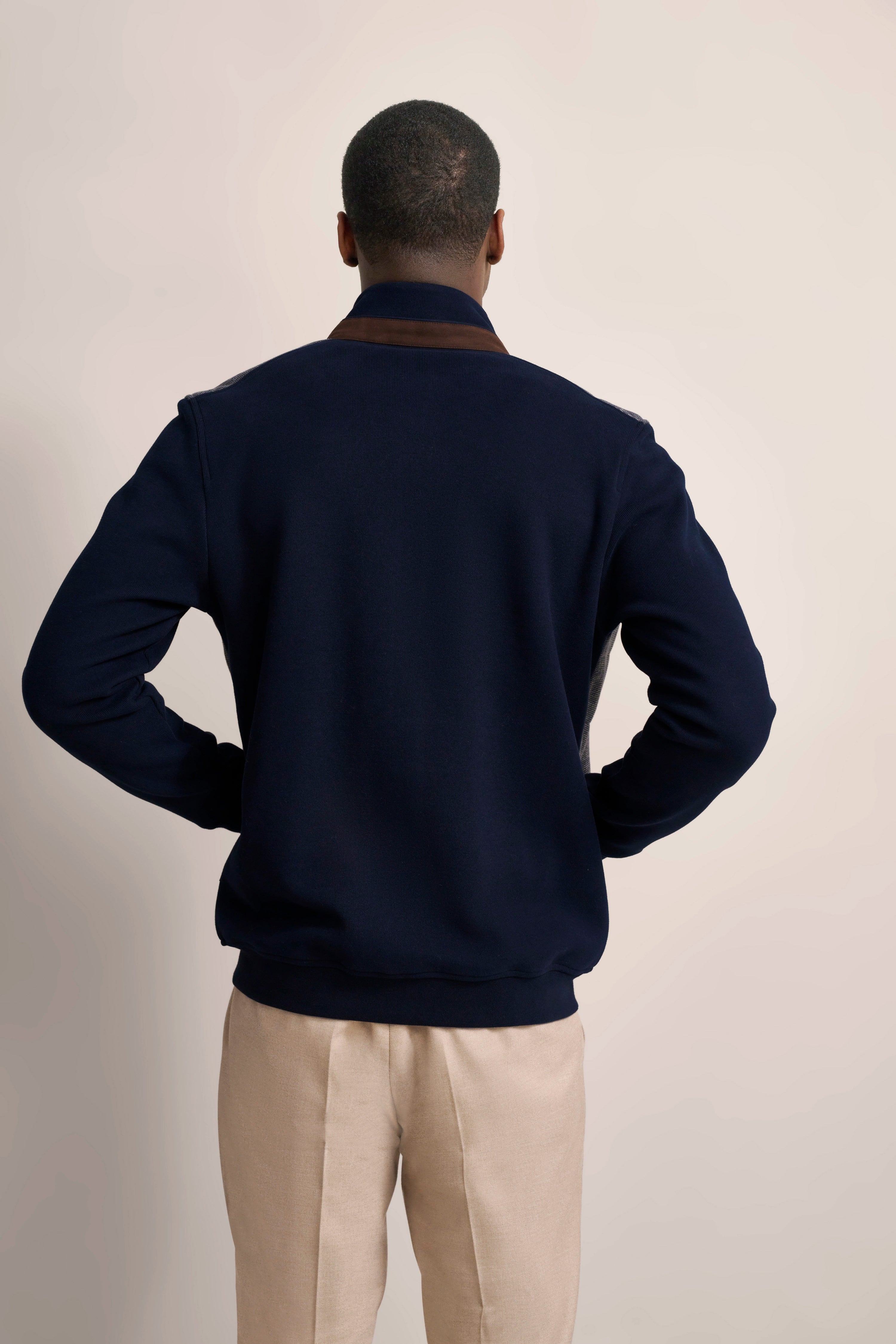 Navy Pullover und beige Hose, Rückenansicht, legeres Modelbild von bugatti.