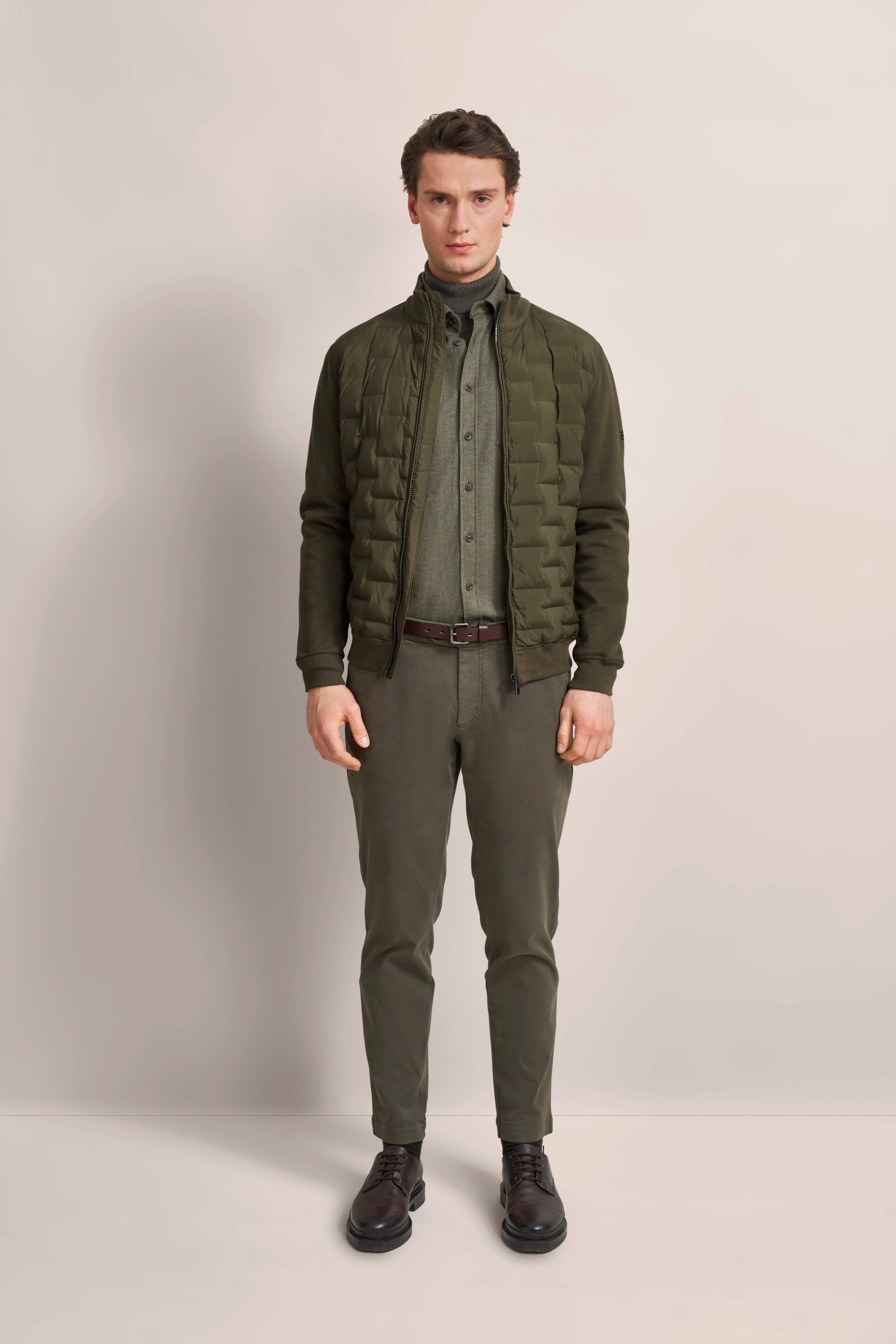 Grünes bugatti Outfit mit Hemd, Jacke, Hose