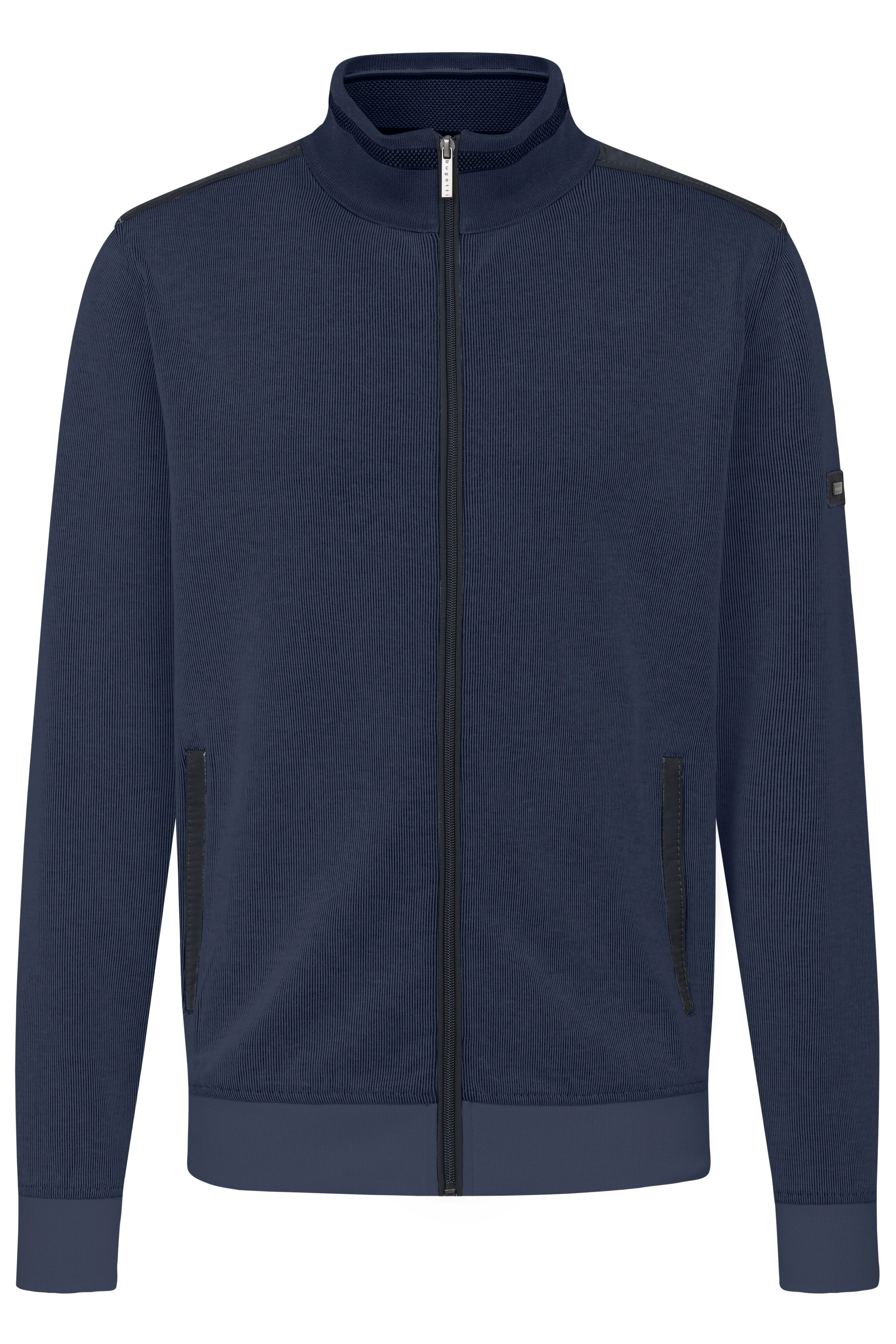 Navy blaue bugatti Jacke mit Reißverschluss und hohem Kragen, Büstenbild.