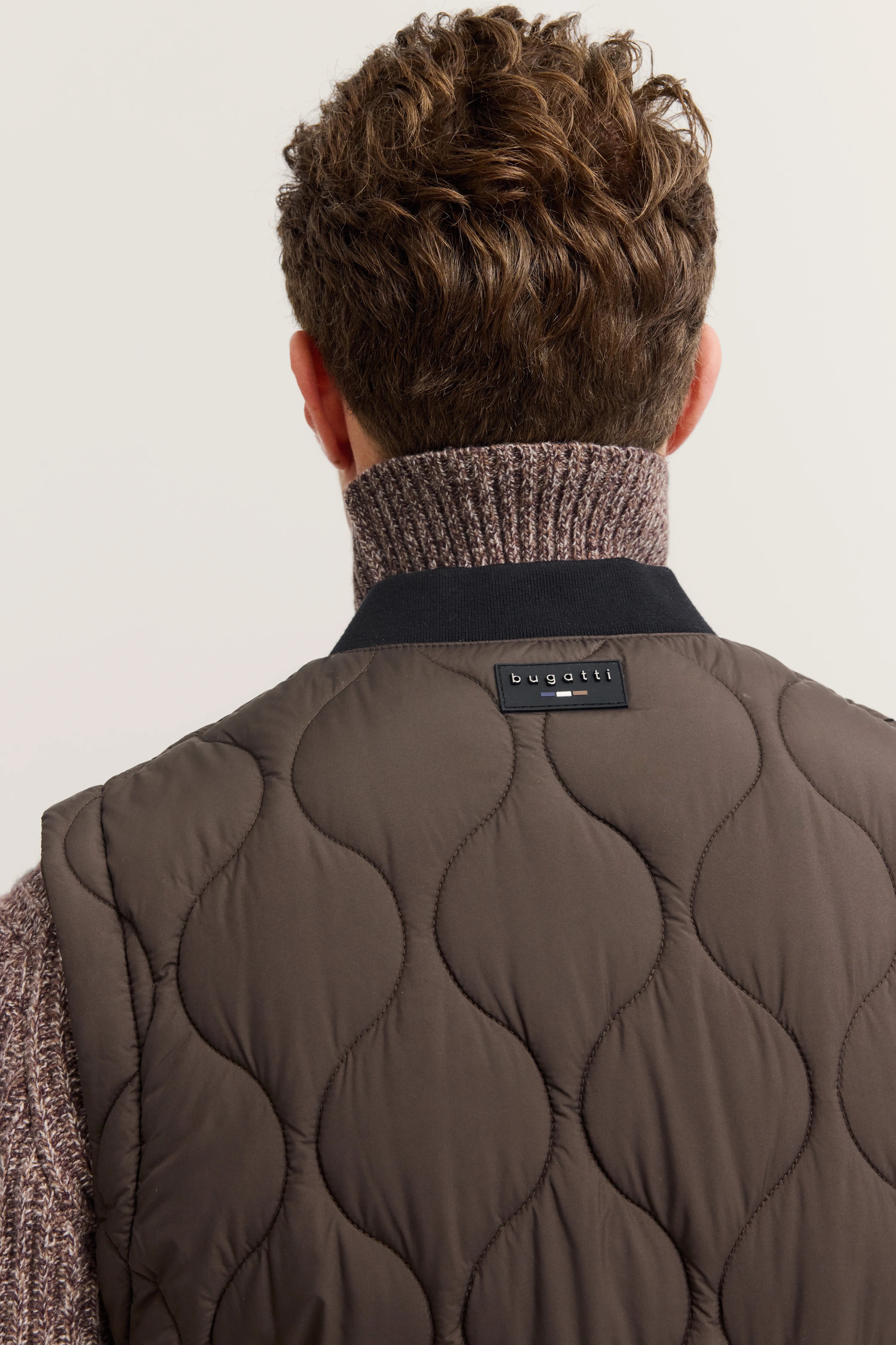 Steppweste in Braun von bugatti, Büstenbild, stilvolle Eleganz und Komfort.