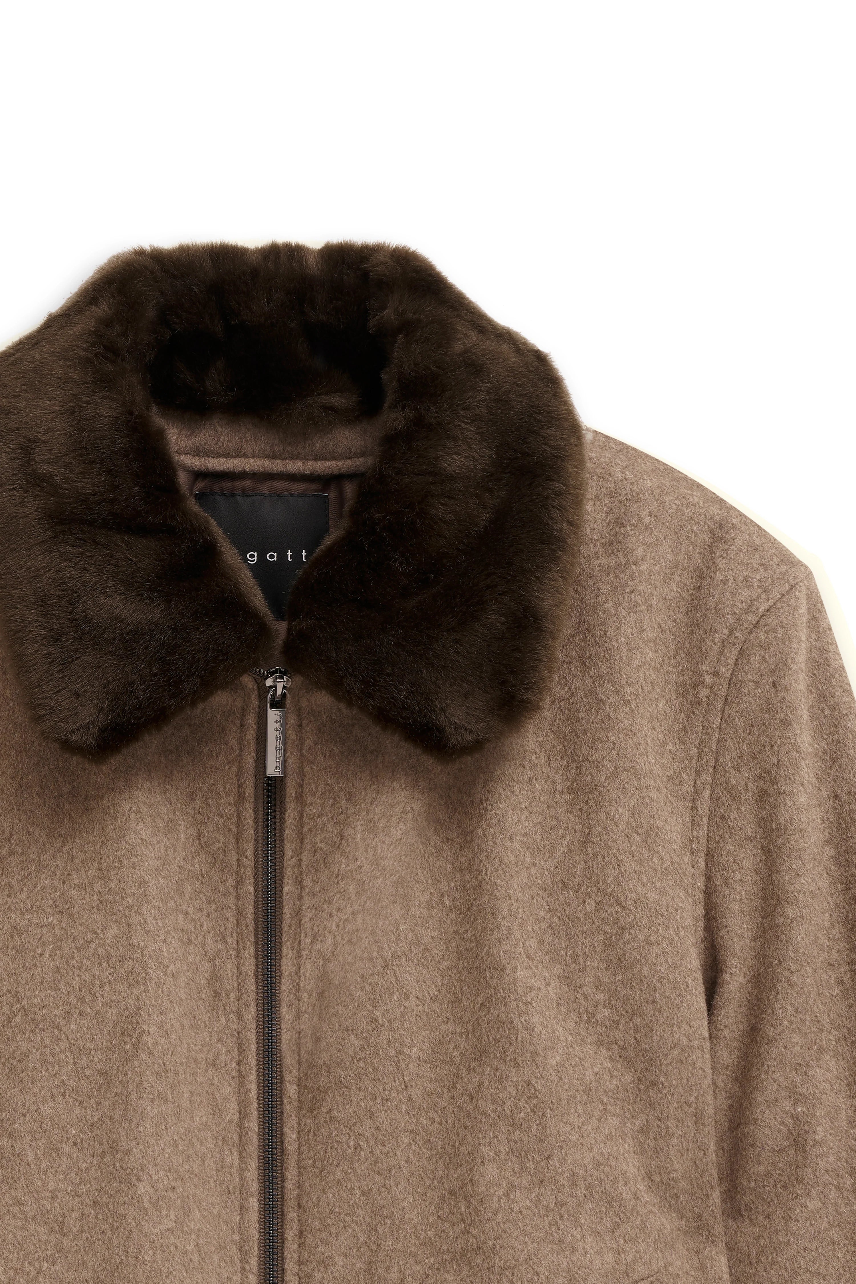 Braune bugatti Jacke mit dunkelbraunem Kragen, Detailansicht.