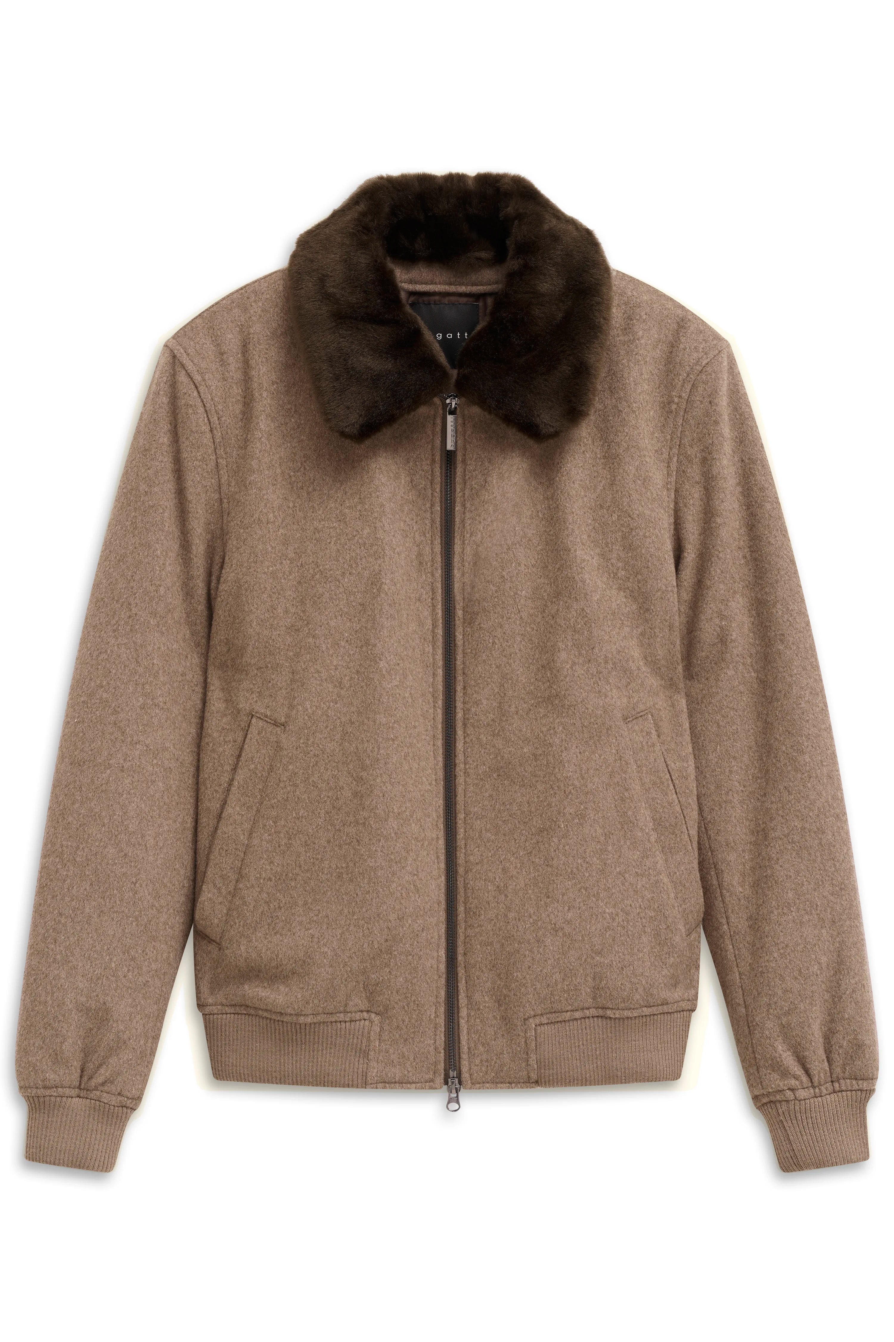 Braune bugatti Jacke mit Reißverschluss und dunklem Kunstfellkragen, Büstenbild.