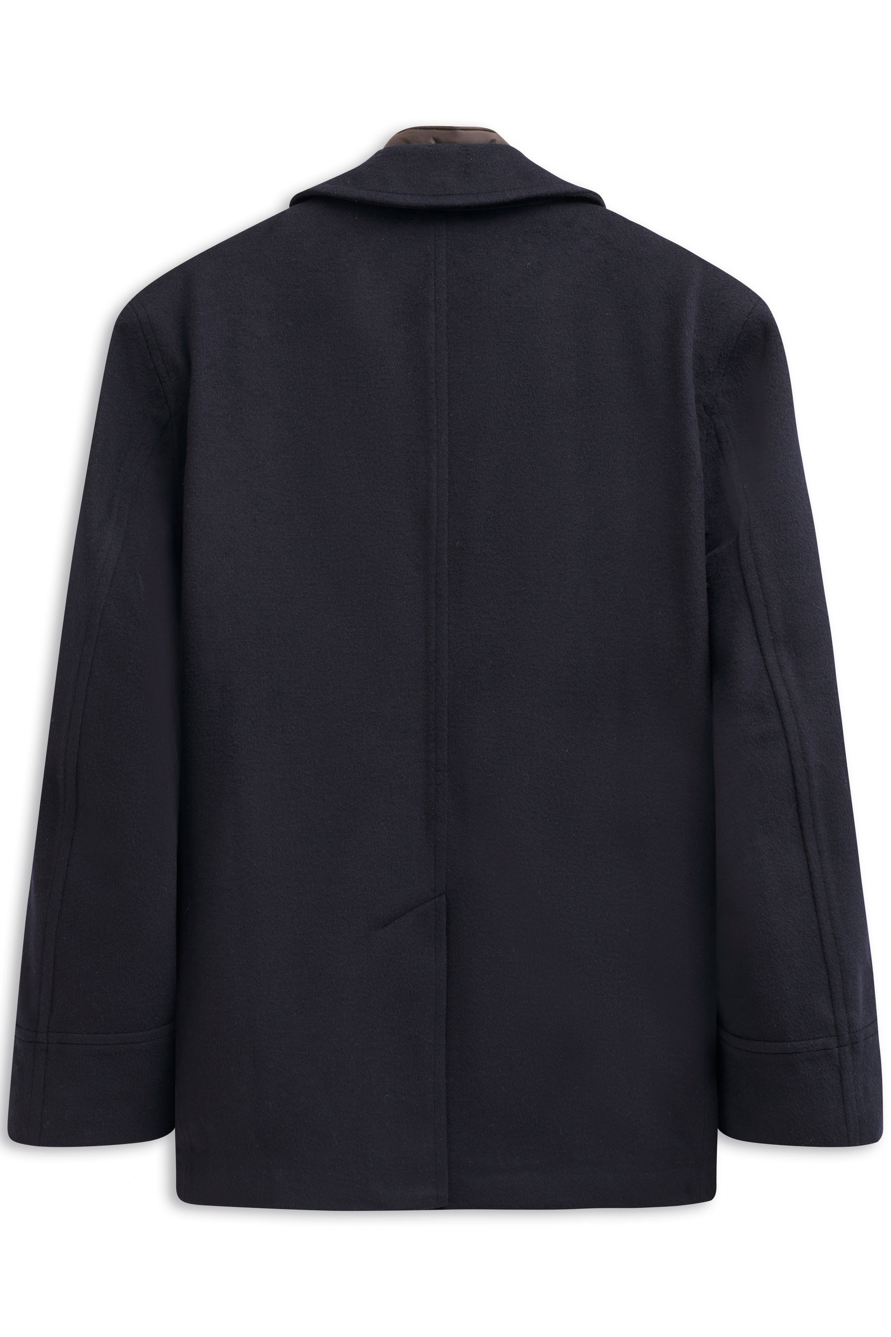 Dunkelblauer bugatti Dufflecoat, Büstenbild, klassischer Stil, zeitlose Eleganz.