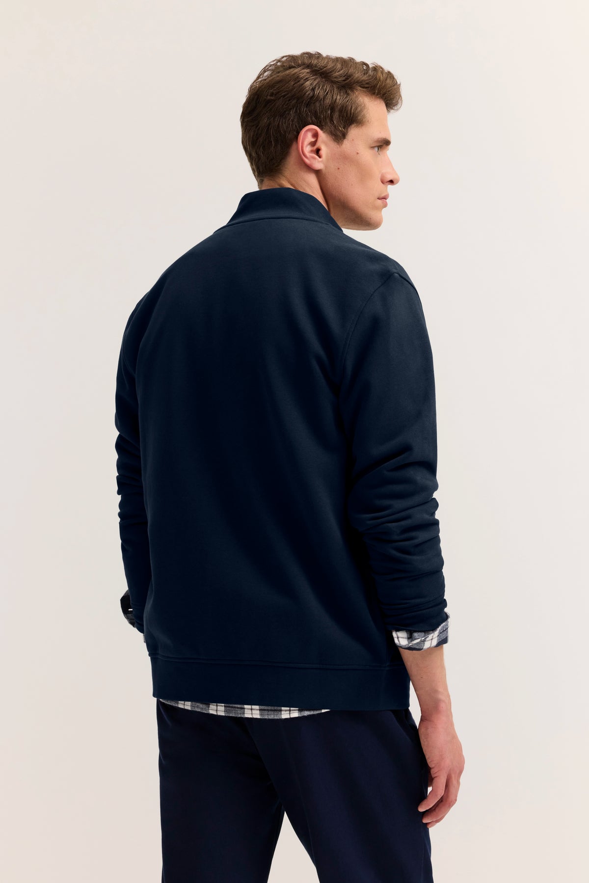Bugatti Pullover in Dunkelblau, Modelbild von hinten, entspannte Pose.