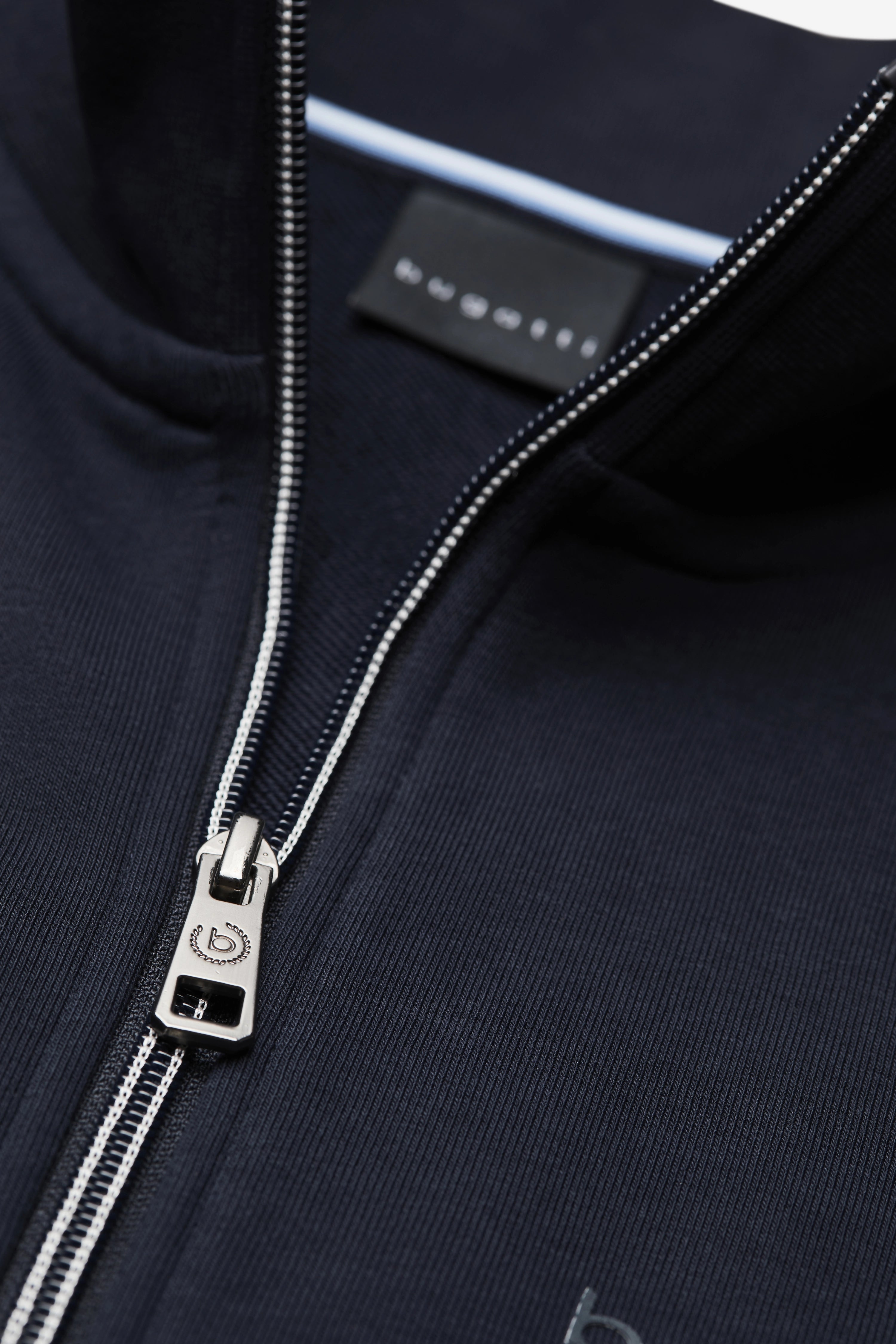 Dunkelblauer bugatti Reißverschluss-Pullover, Detailansicht, elegantes Design.