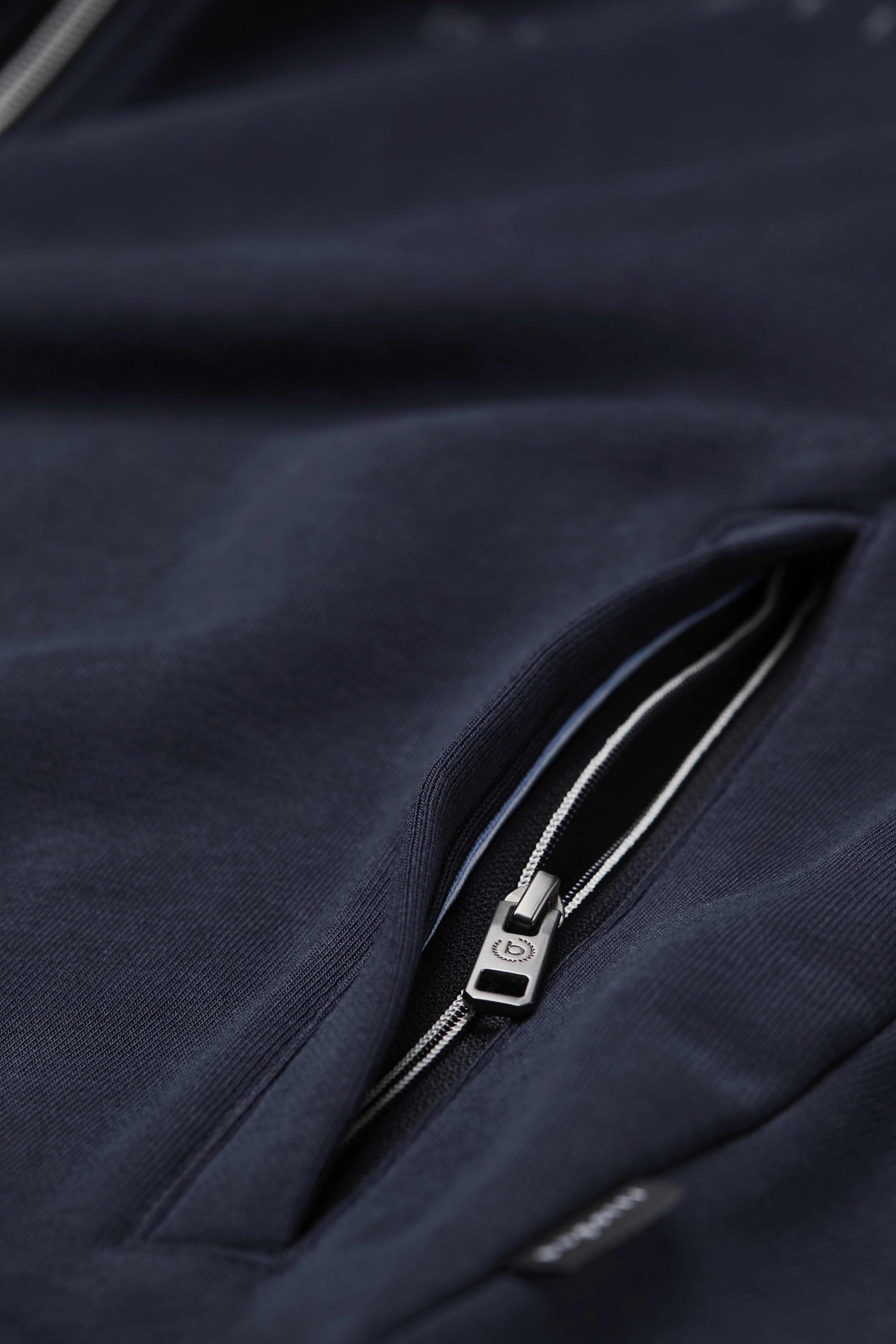 Dunkelblauer bugatti Pullover mit Reißverschluss, Detailansicht. Eleganz und Qualität im Fokus.