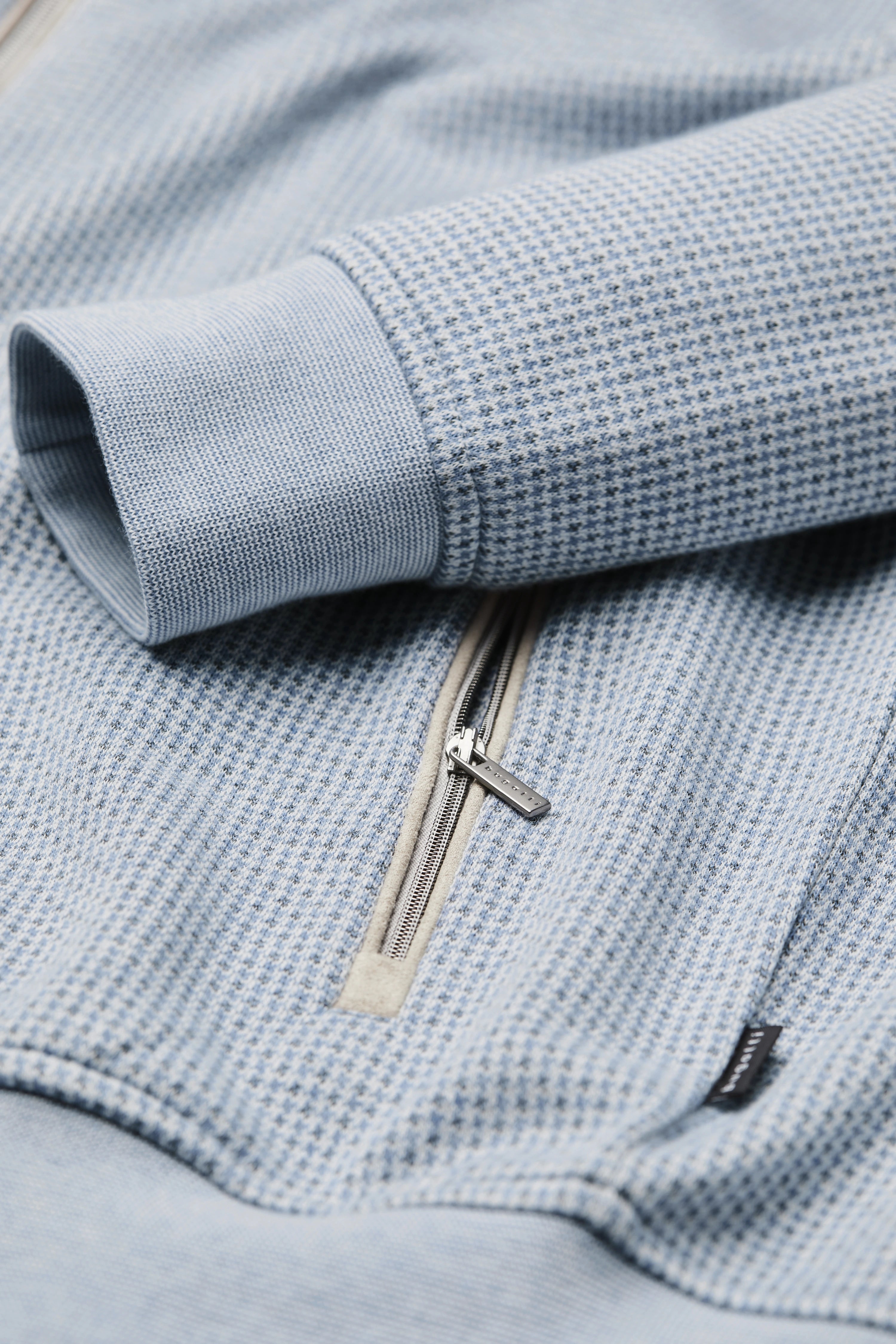 Blau gemusterter bugatti Pullover mit Reißverschluss, Nahaufnahme, Texturdetail, legeres Büstenbild.